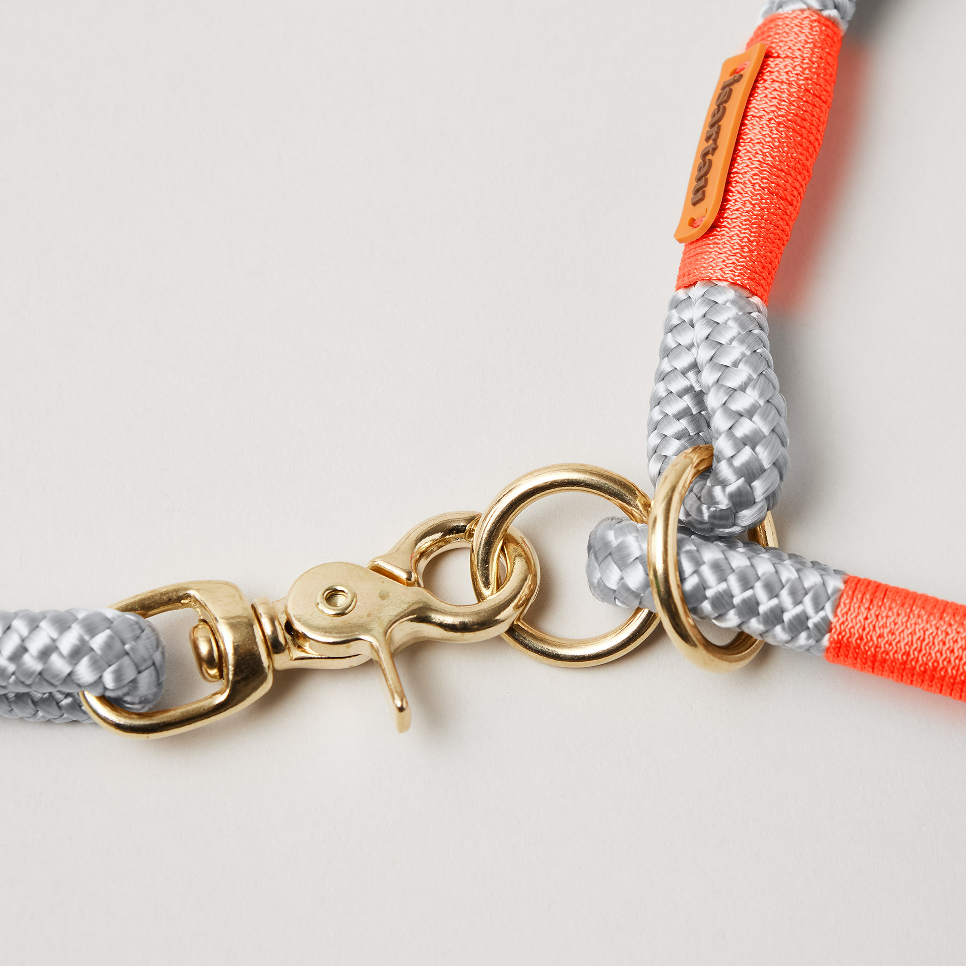 Detail Tauset Pebble Stone Neonorange mit Messing-Beschlägen, hellgraues Tau mit neonoranger Takelung