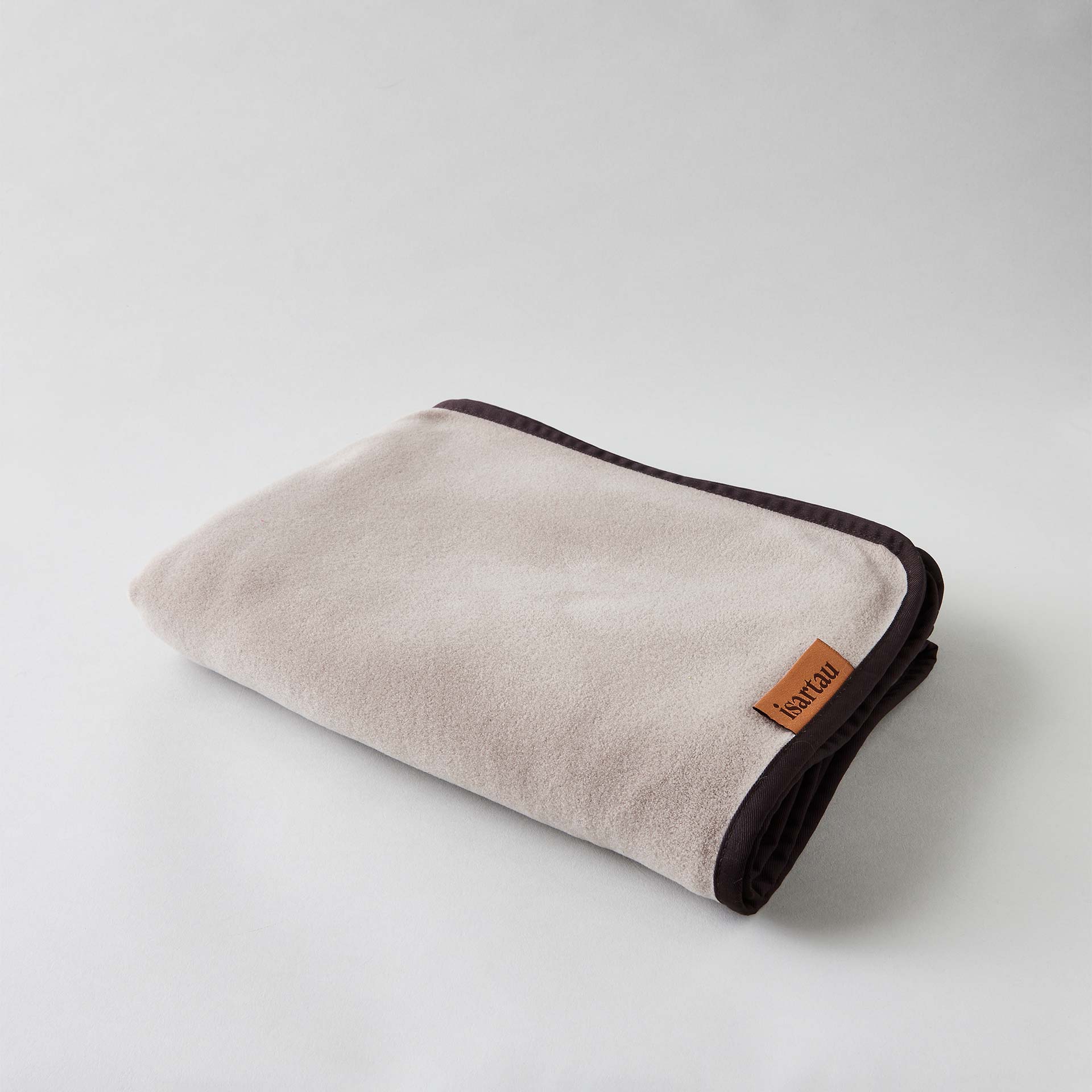 Schmusedecke Beige, dunkelbraune Einfassung