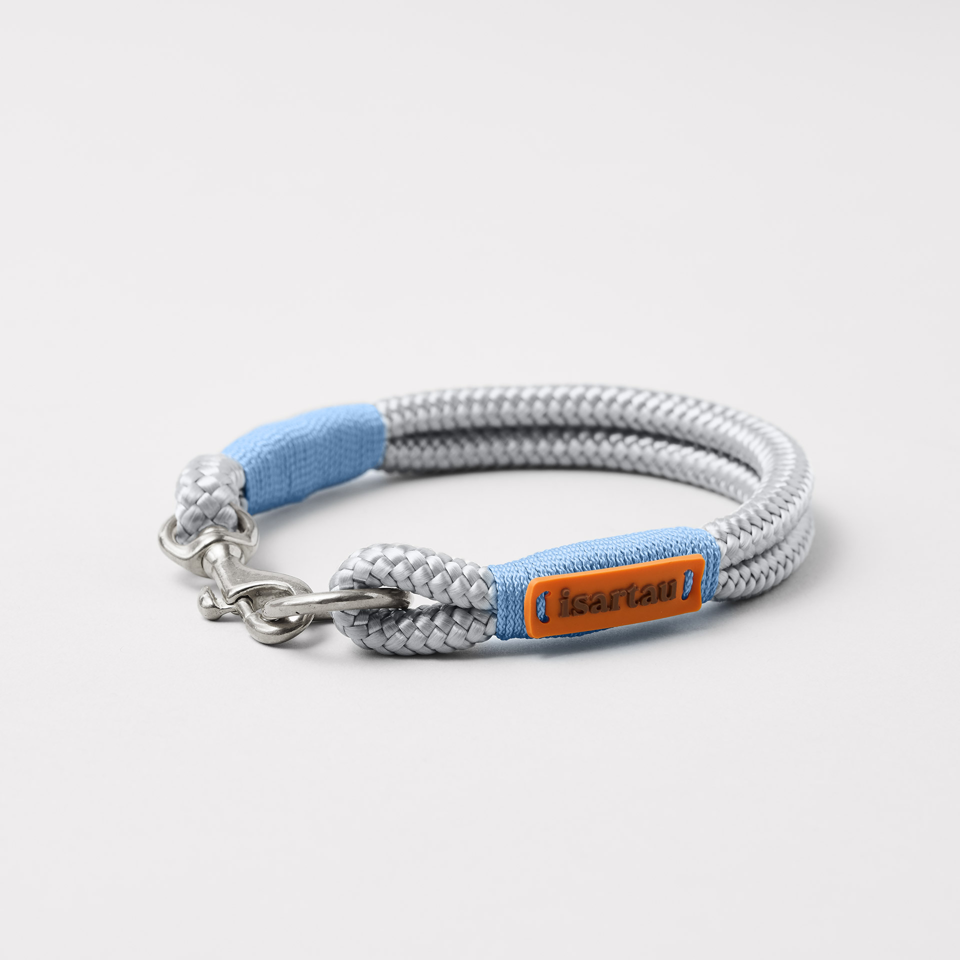 Tauhalsband Feste Halsung Pebble Stone Hellblau 8 mm, silberfarbene Beschläge, hellgraues Tau mit hellblauer Takelung