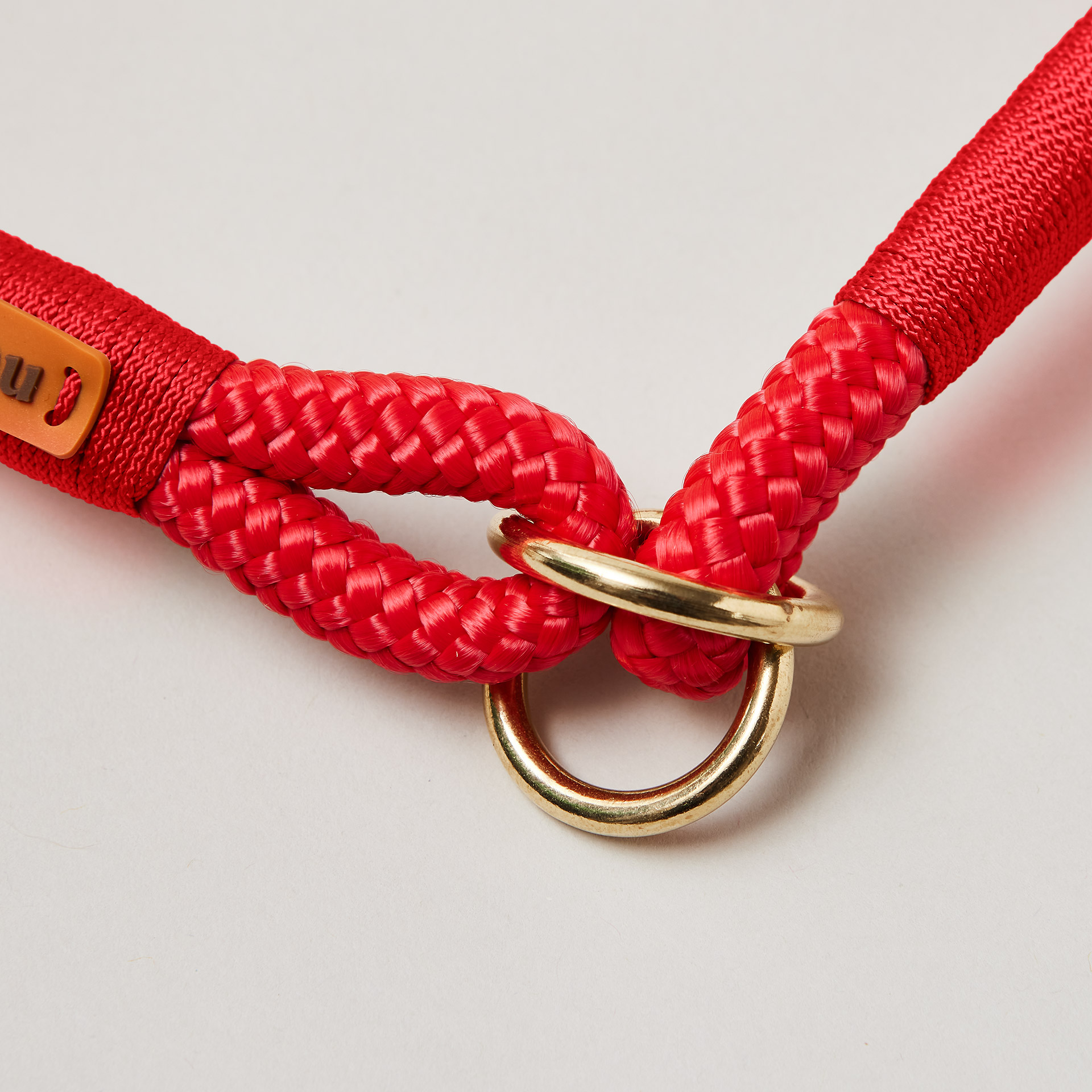 Detail Tauset Red Fairy Rot mit Messing-Ringen, Ton-in-Ton in Rot gehalten