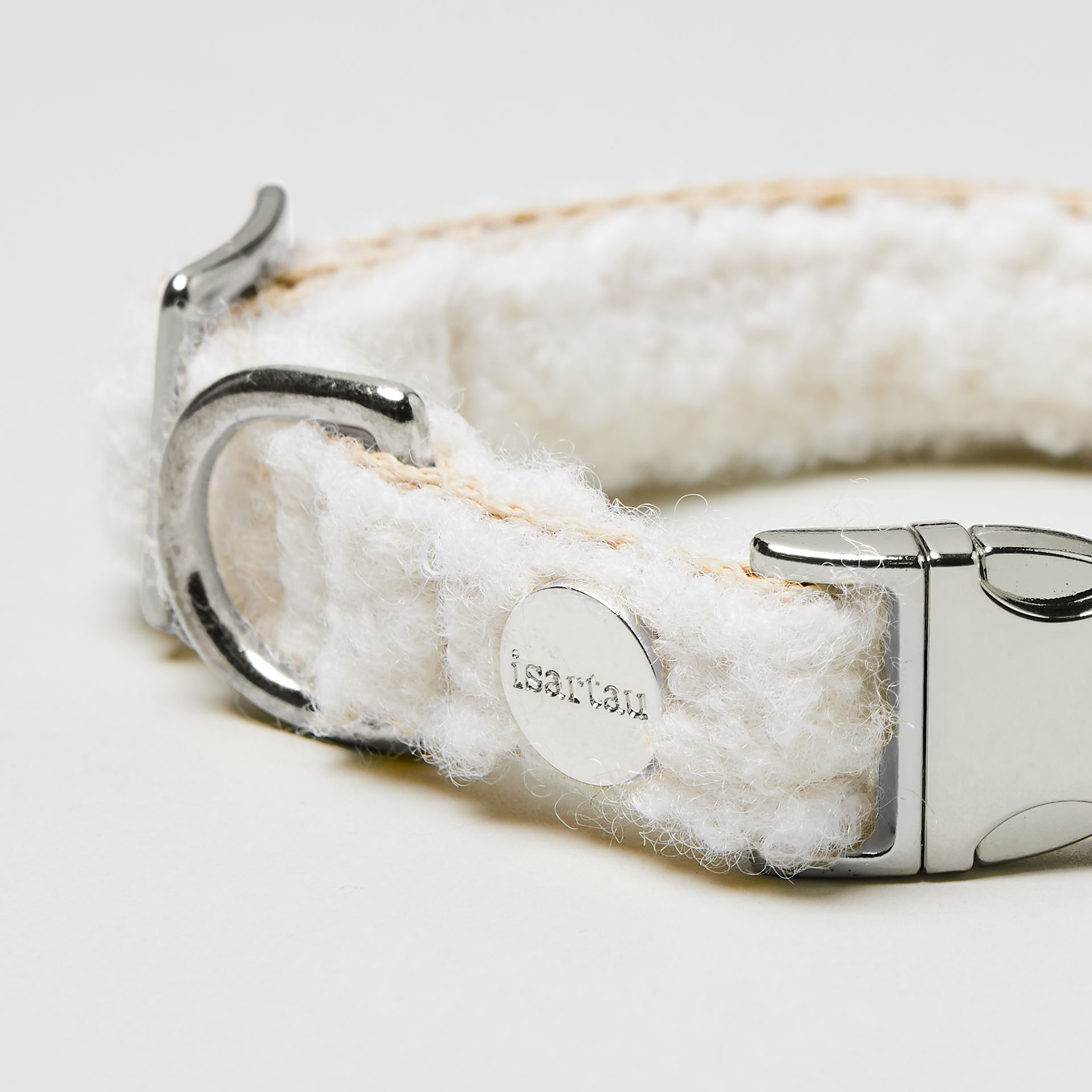 Nahaufnahme verstellbares Designerhalsband Wooly silberfarben, Gurtband Beige Bouclé Stoff in Weiß