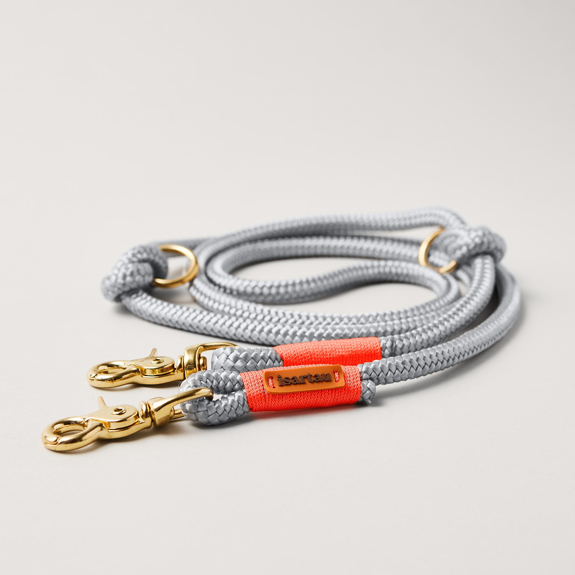 Hundeleine aus Tau Pebble Stone Neonorange 10 mm verstellbar mit Messing-Karabinern, hellgraues Tau mit neonoranger Takelung, Längenverstellbar über Knoten