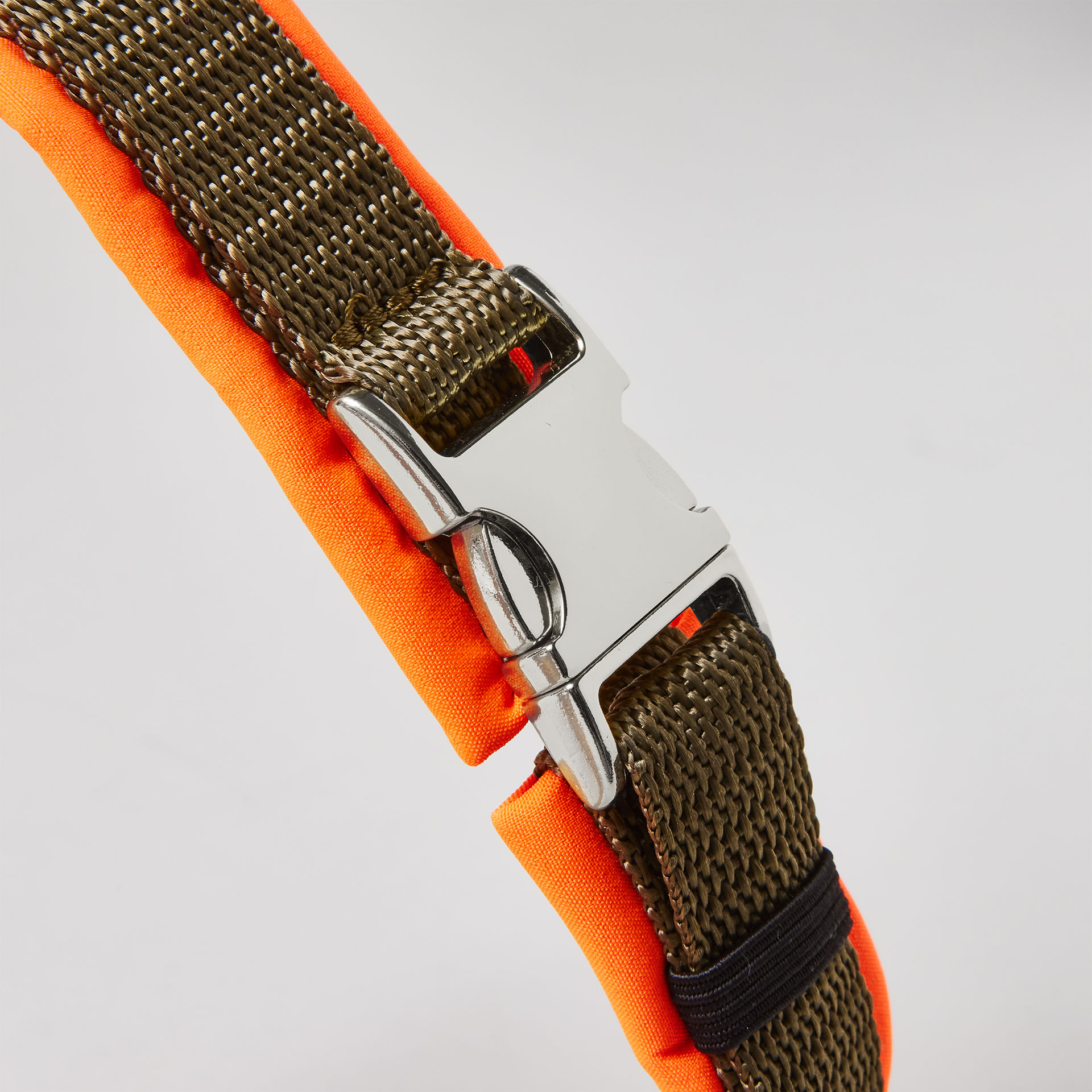 Silberfarbene verstellbare Schieber im Schulterbereich des zweifarbigen Hundegeschirrs Softie Neonorange Oliv mit olivfarbenem Gurtband und neonoranger Polsterung