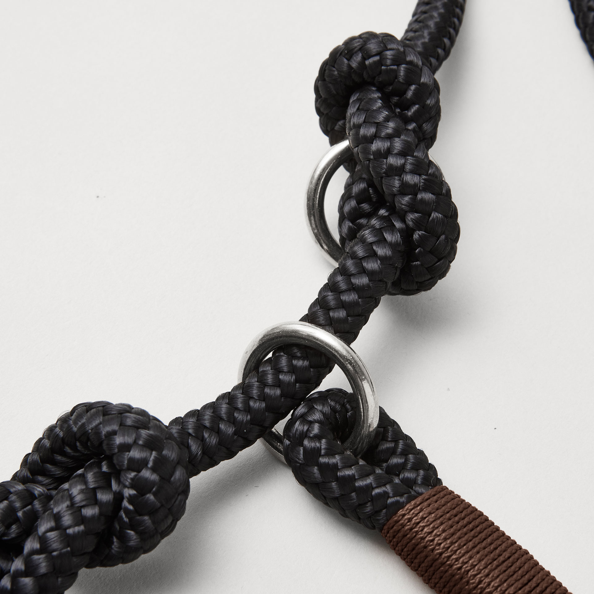 Detail Retrieverleine Black Mamba Dunkelbraun mit verstellbaren Knoten für Hals- und Kopfumfang, silberne Karabiner, karamellfarbenes Tau mit dunkelbrauner Takelung