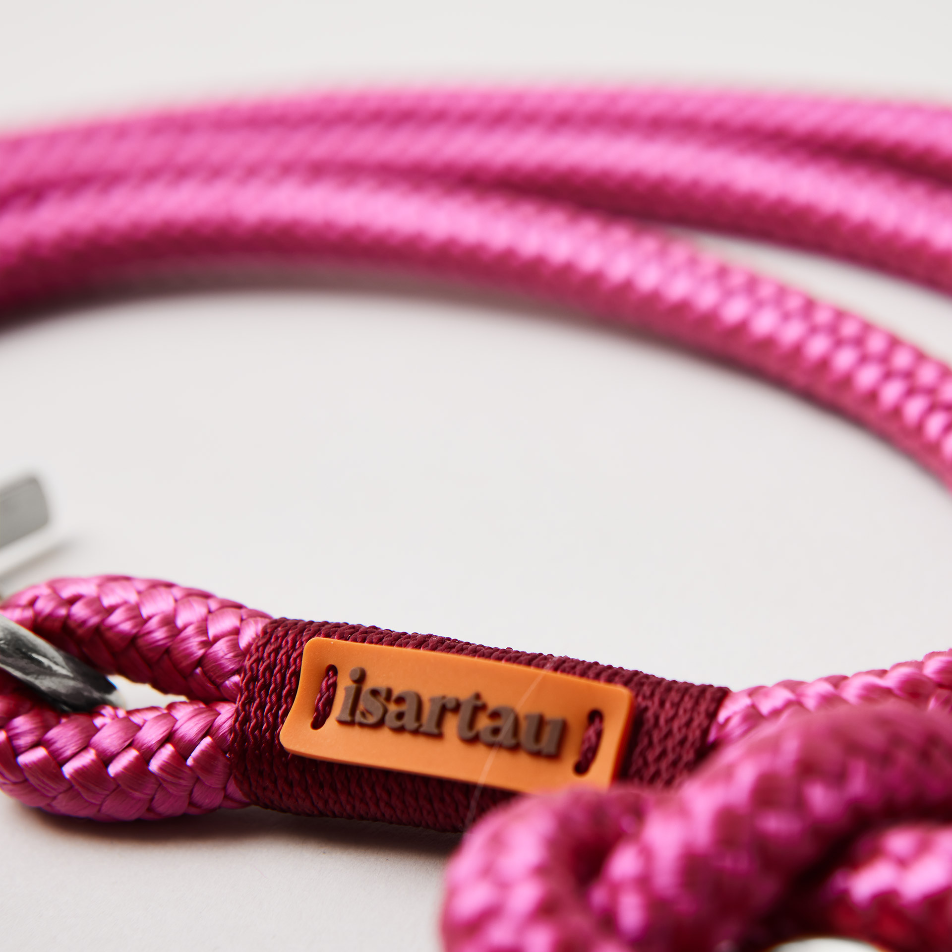 Detail Tauleine Viva Magenta Burgunder, isartau Logo