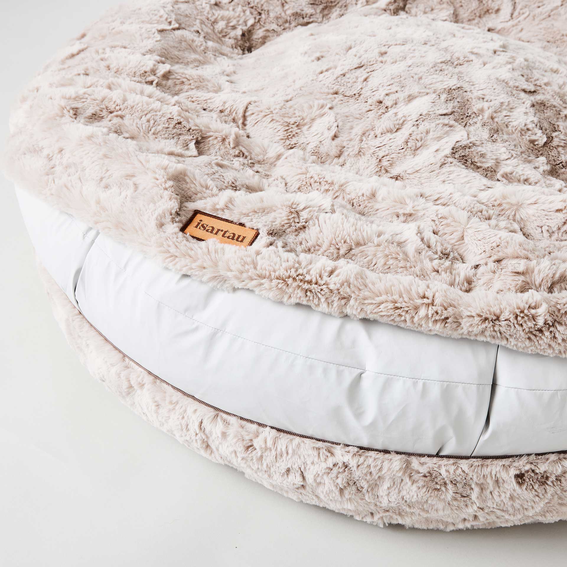 Orthopädisches Hundebett mit geöffnetem Außenbezug, Sicht auf abwischbaren und wasserdichten Innenbezug für optimalen Feuchtigkeitsschutz und Hygiene