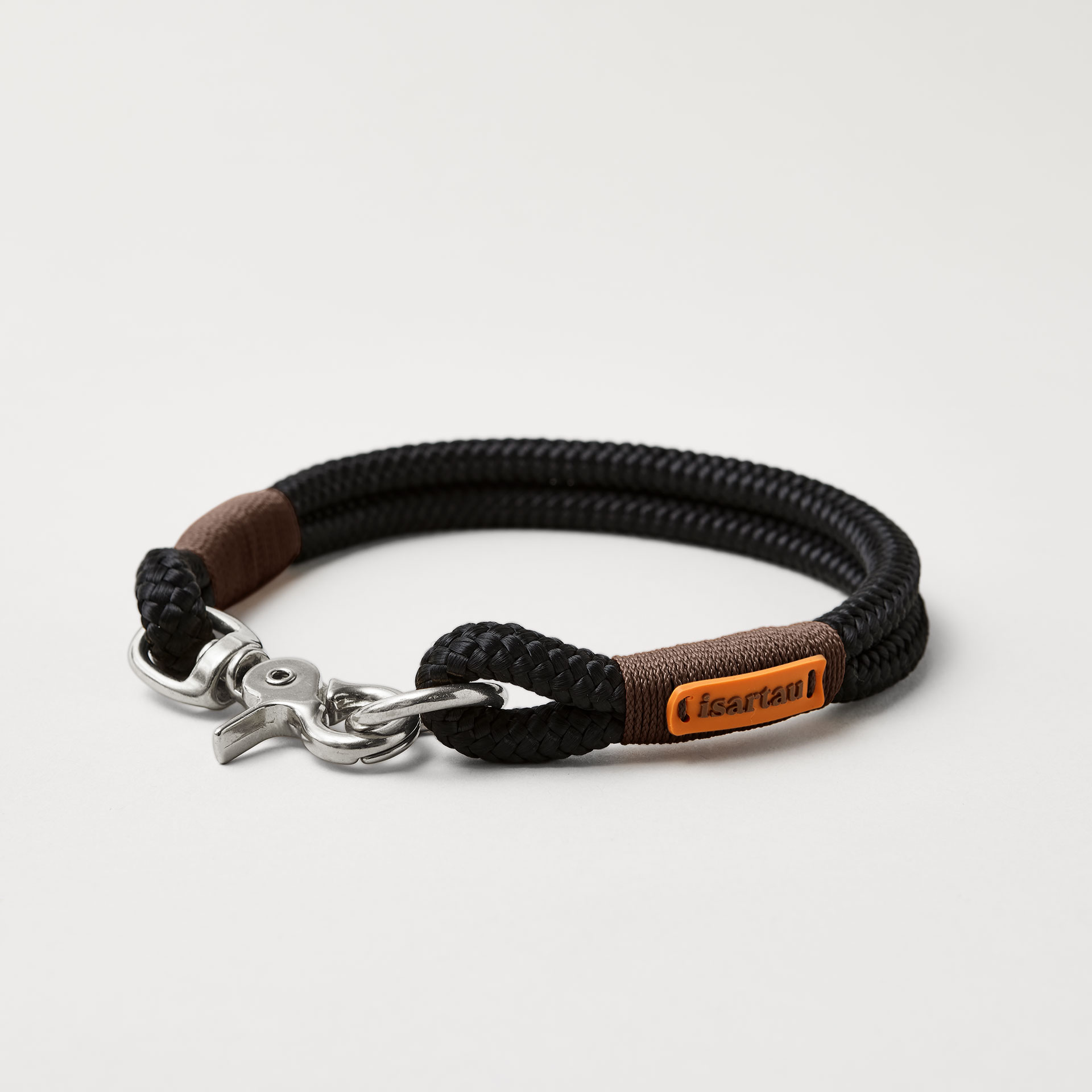 Feste Halsung aus Tau in der Farbe Black Mamba Dunkelbraun, 10 mm mit silberfarbenen Beschlägen, schwarzes Tau mit dunkelbrauner Takelung