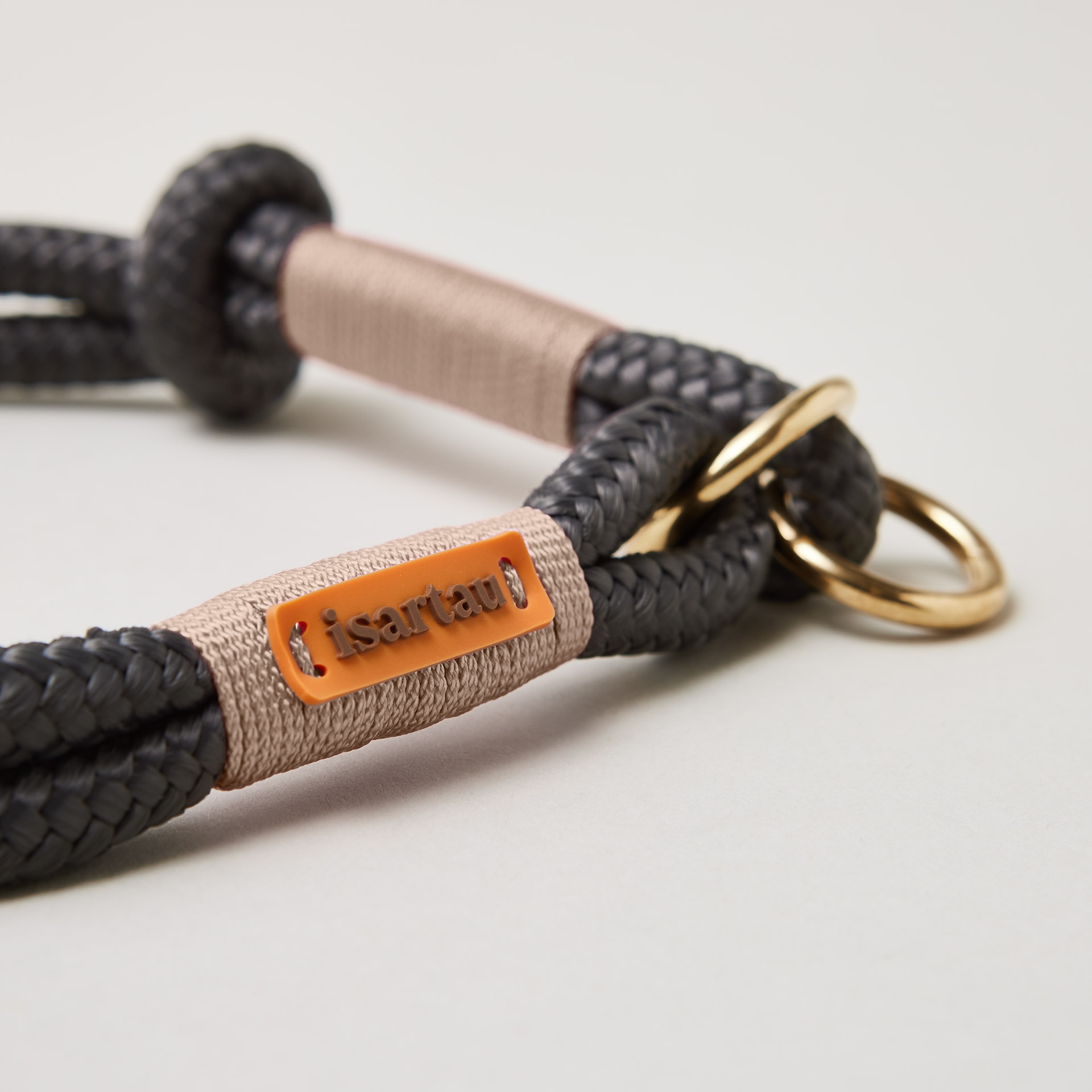 Detail Tauhalsband Zugstopp Heavens Rock mit Messingringe, dunkelgraues Tau mit beiger Takelung