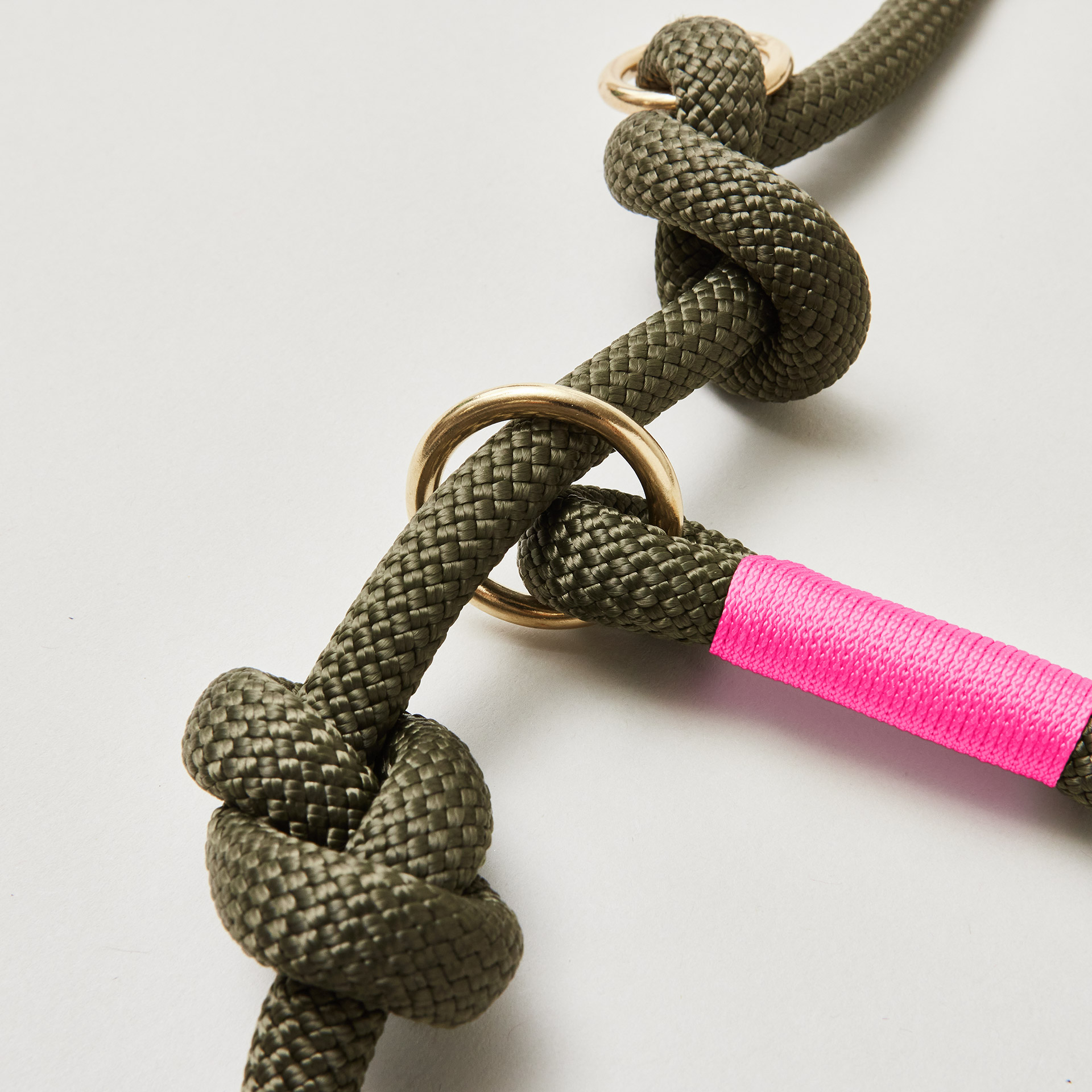 Detail Retrieverleine Olive Grove Neonpink mit verstellbaren Knoten für Hals- und Kopfumfang, Messing, olivfarbenes Kletterseil mit neonpinker Takelung