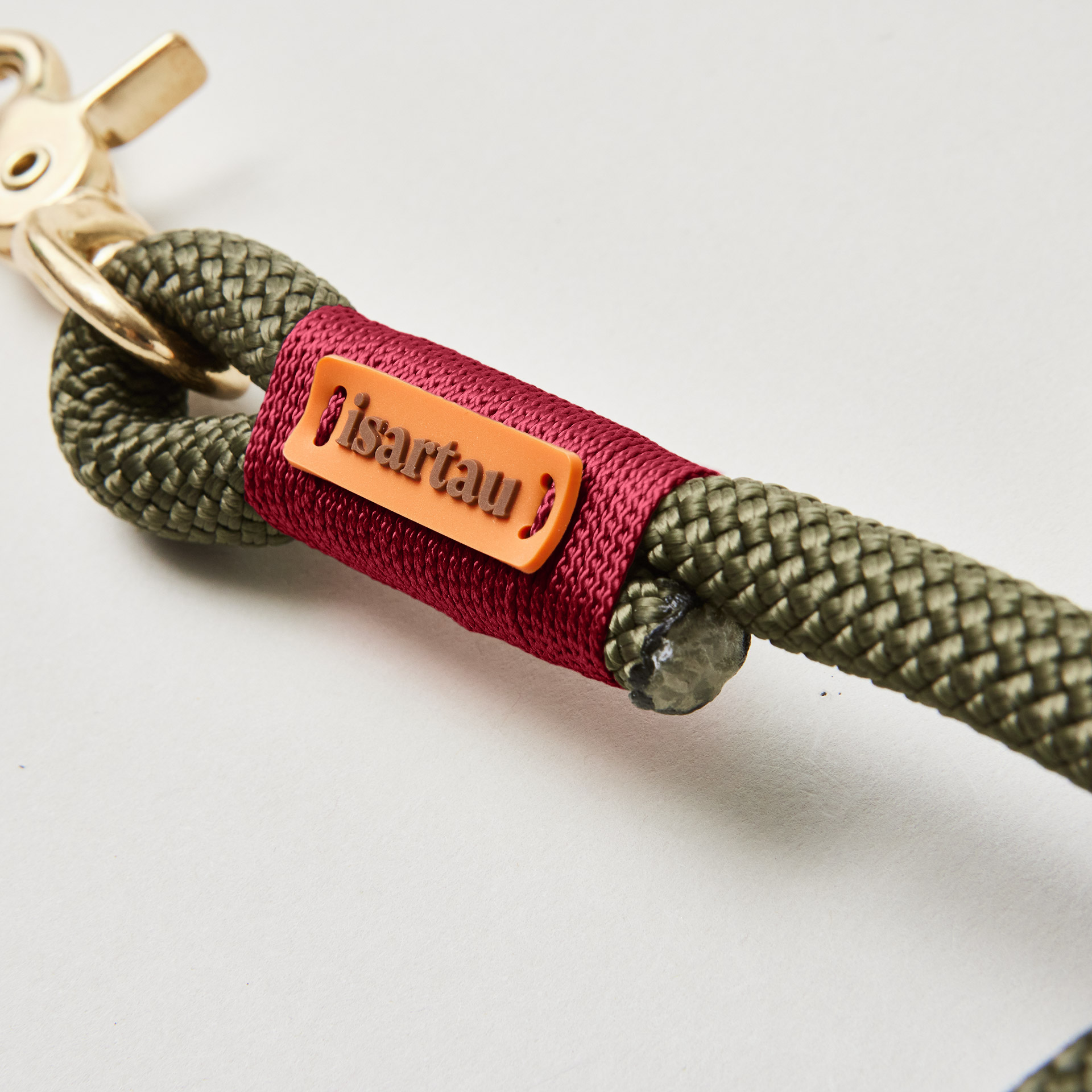 Detail isartau-Logo auf olivfarbenem Kletterseil und burgunderfarbener Takelung
