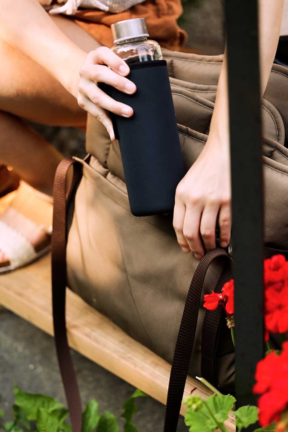 Detailaufnahme extra Fach der Reisedecke POCKET wird vor Ausflug mit Getränken für unterwegs bestückt