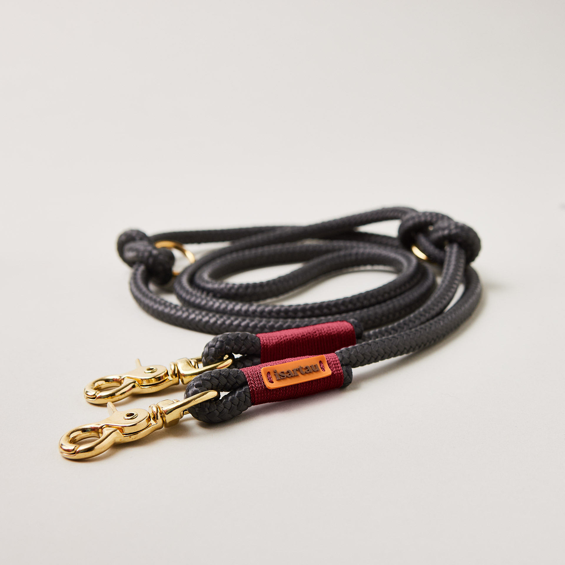 Hundeleine aus Tau Heavens Rock Burgunder 10 mm verstellbar mit Messing-Karabinern, dunkelgraues Tau mit burgunderfarbener Takelung, Längenverstellbar über Knoten