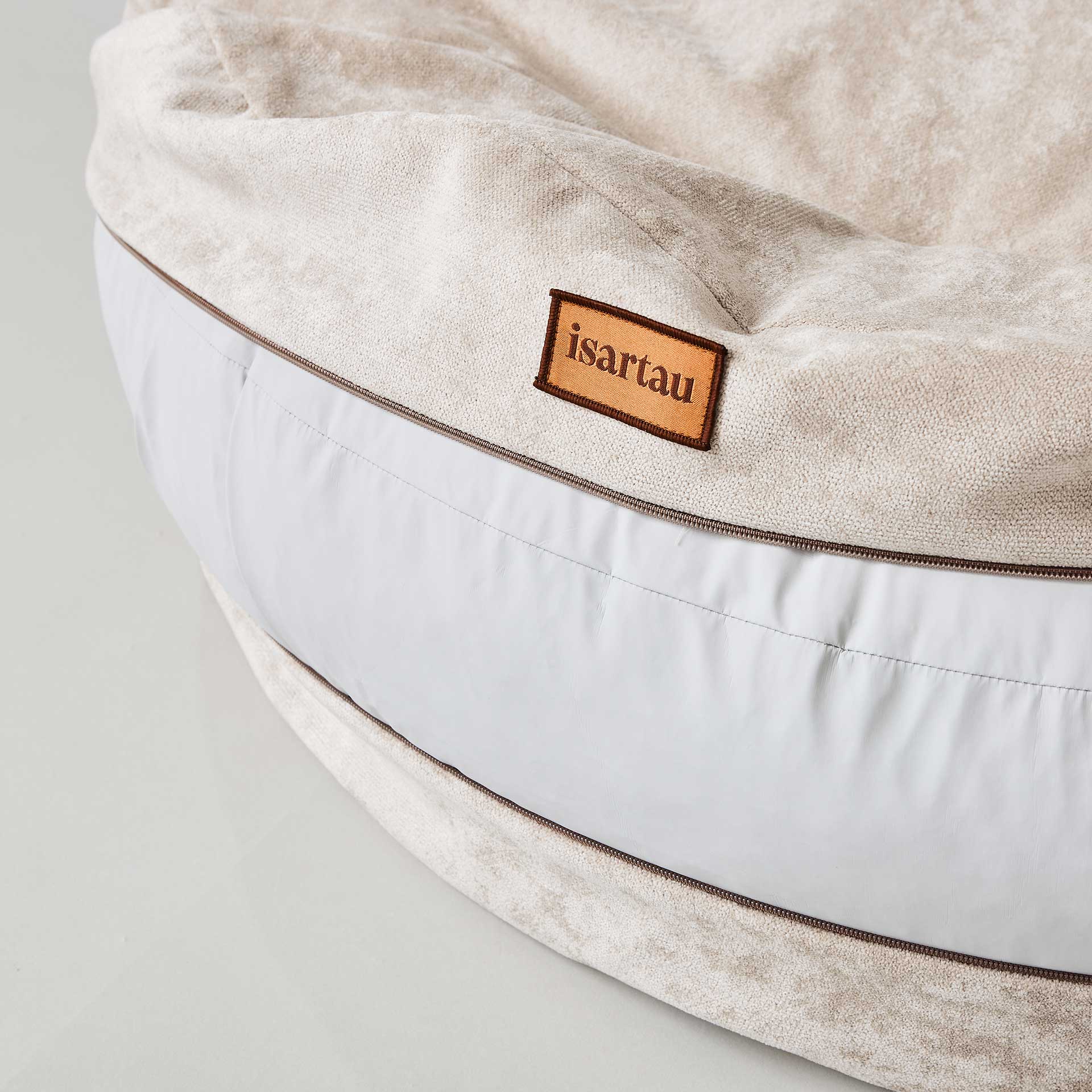 Orthopädisches Hundebett mit geöffnetem Außenbezug, Sicht auf abwischbaren und wasserdichten Innenbezug für optimalen Feuchtigkeitsschutz und Hygiene