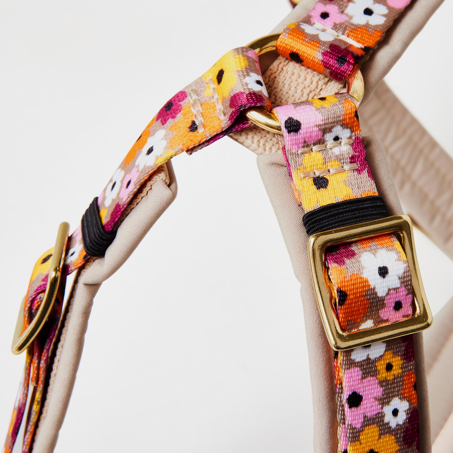 Detail verstellbares gepolstertes Hundegeschirr „Blumenmeer“ mit goldfarbenem Gurtbandschieber zur Größenanpassung und zartem Blumenprint.