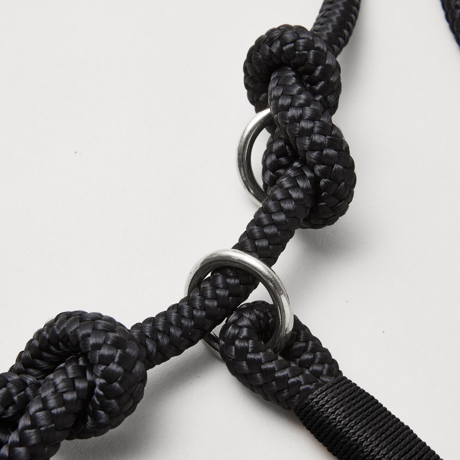 Detail Retrieverleine Black Mamba Schwarz mit verstellbaren Knoten für Hals- und Kopfumfang, silberne Karabiner, schwarzes Tau mit schwarzer Takelung