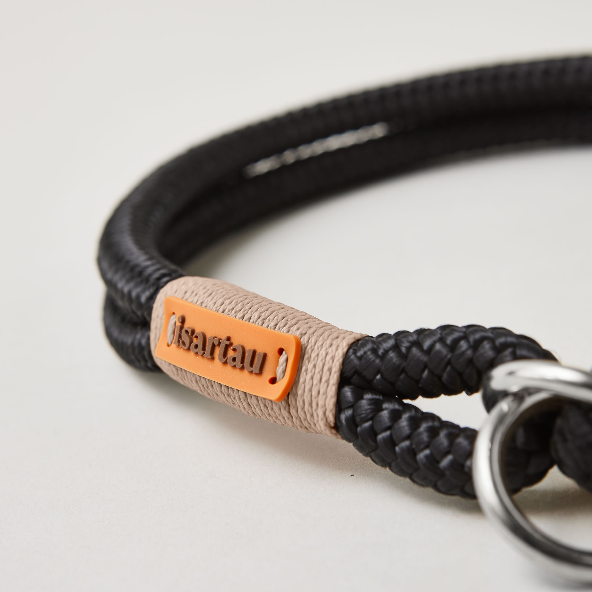 Detail Tauhalsband Zugstopp Black Mamba Beige silberne Beschläge schwarzes Tau mit beiger Takelung