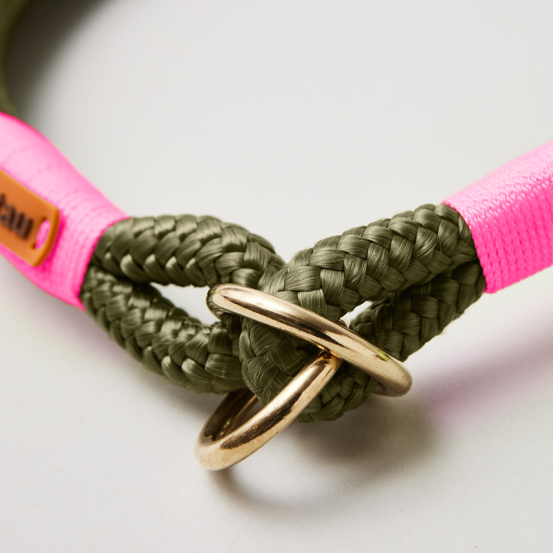 Detail Tauhalsband Zugstopp Olive Grove Neonpink, O- Ringe aus Messing