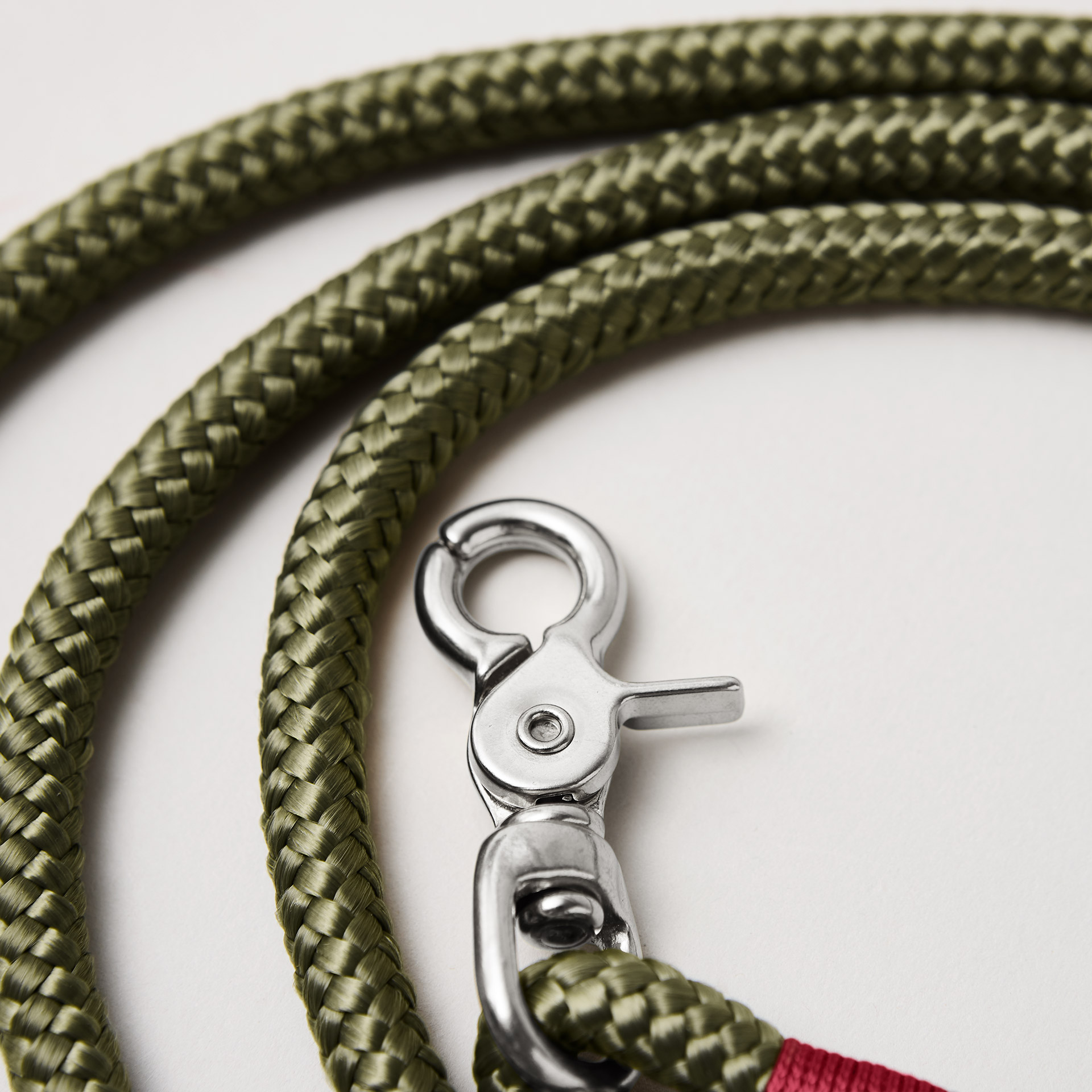 silberfarbener Scherenkarabiner an Tauleine Olive Grove Burgunder