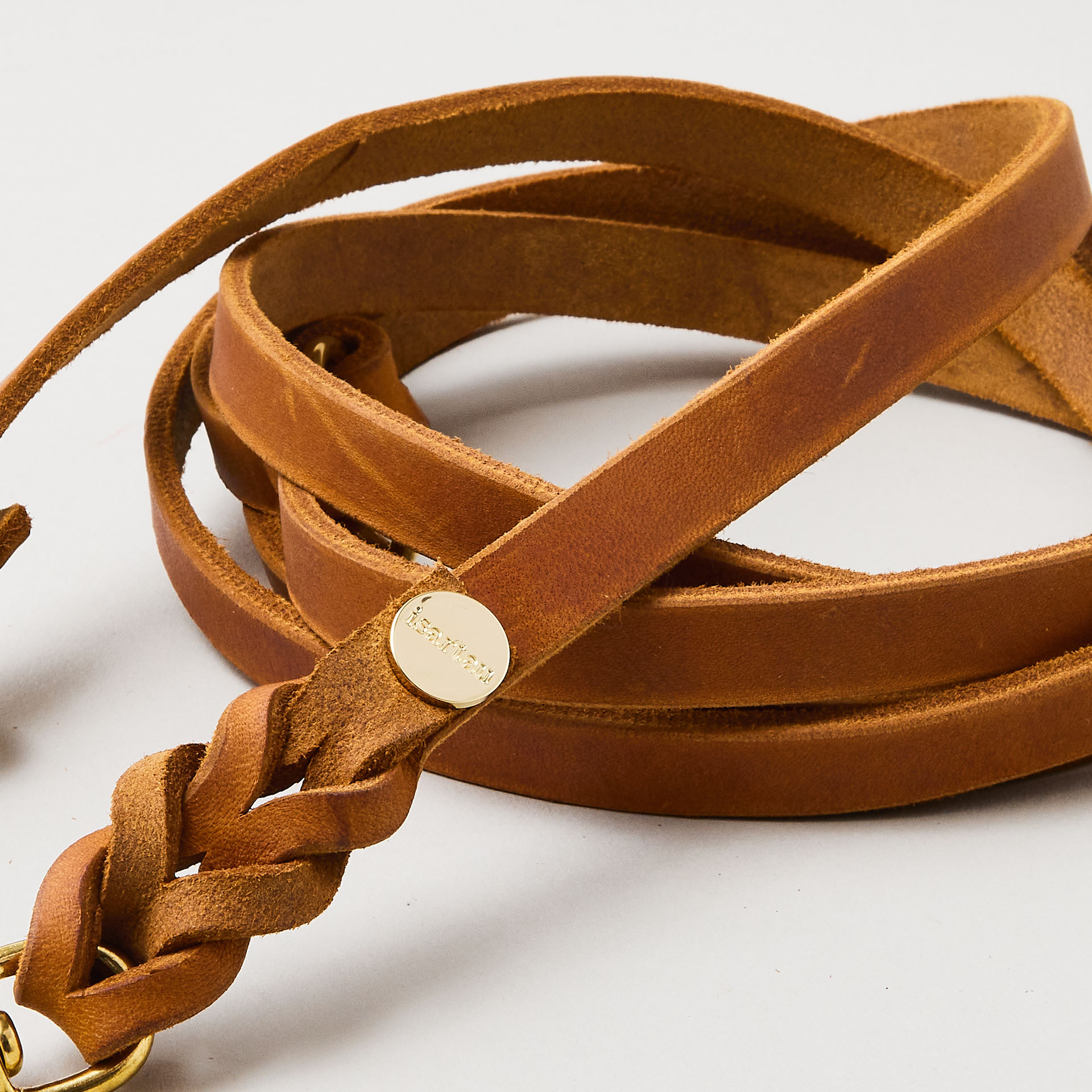 Fokus auf cognacfarbene Lederfarbe, isartau Logo Niete