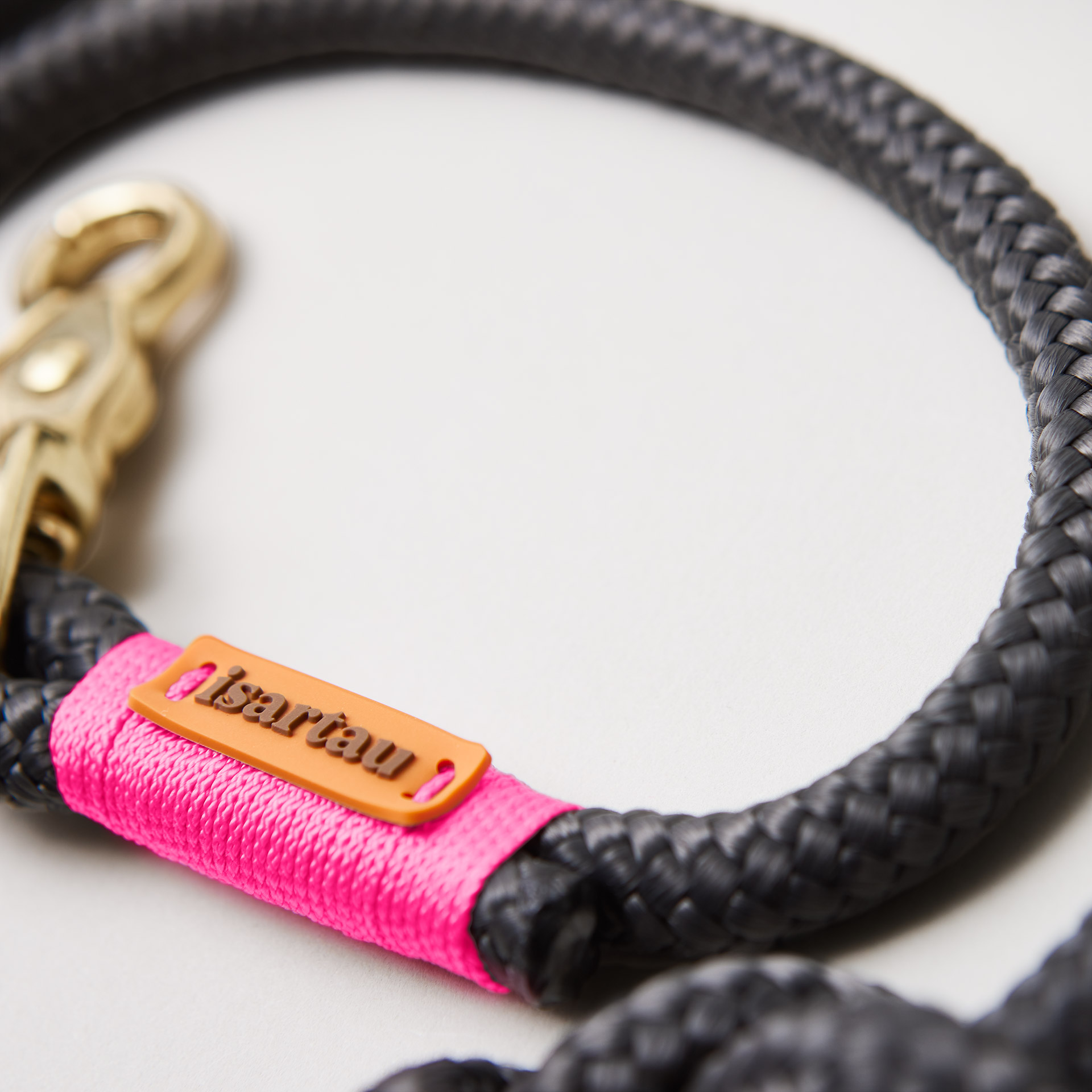 Detail isartau-Logo, feine Gravur auf dunkelgrauem Tau und neonpinker Takelung