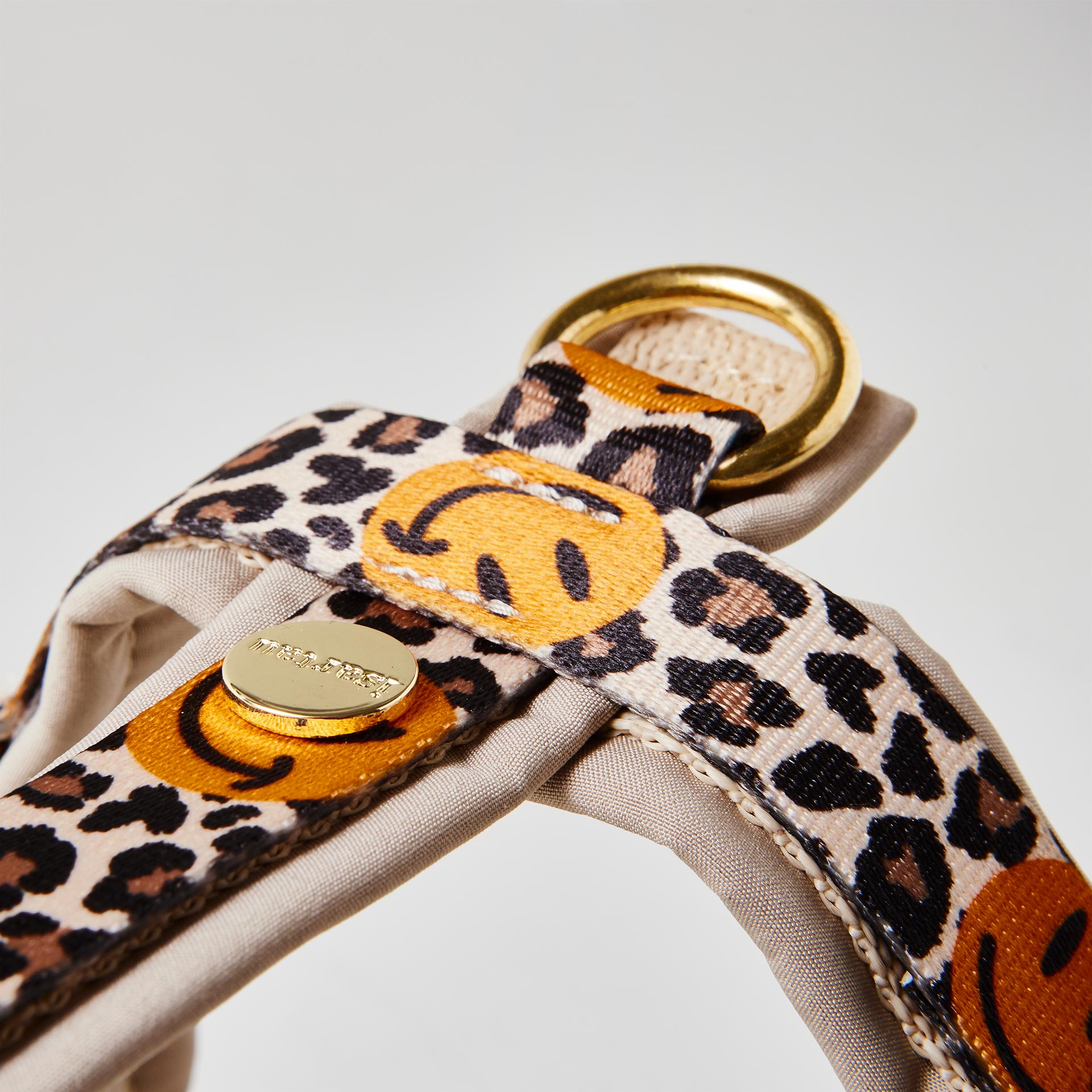 Extra gepolsterter O-Ring zum Einhaken des Karabiners am gepolsterten Hundegeschirr Leo Smile mit goldfarbenen Beschlägen