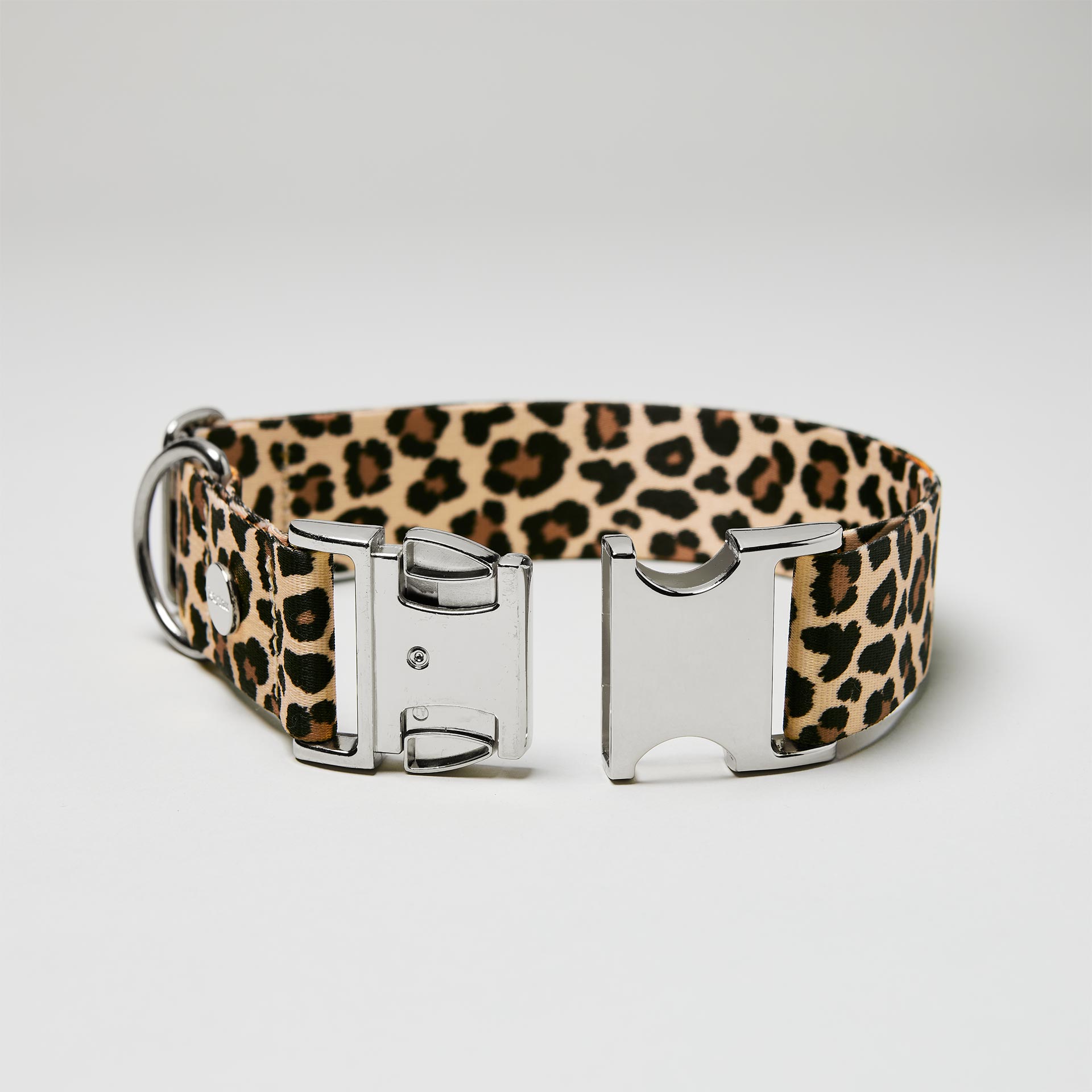Detailaufnahme verstellbares Halsband Leo mit offener silberfarbener Steckschließe, Leoprint