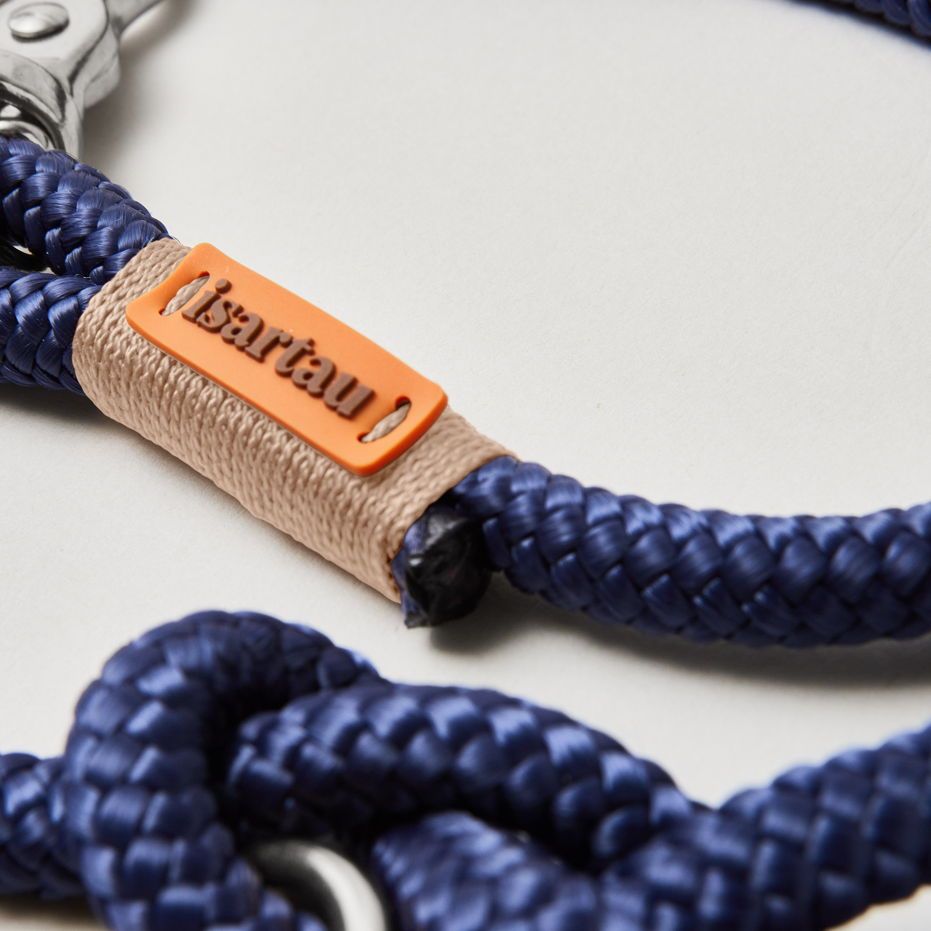 Detail Tauleine Indigo Sea Beige, dunkelblaues Tau mit beiger Takelung, Fokus auf Taufarbe