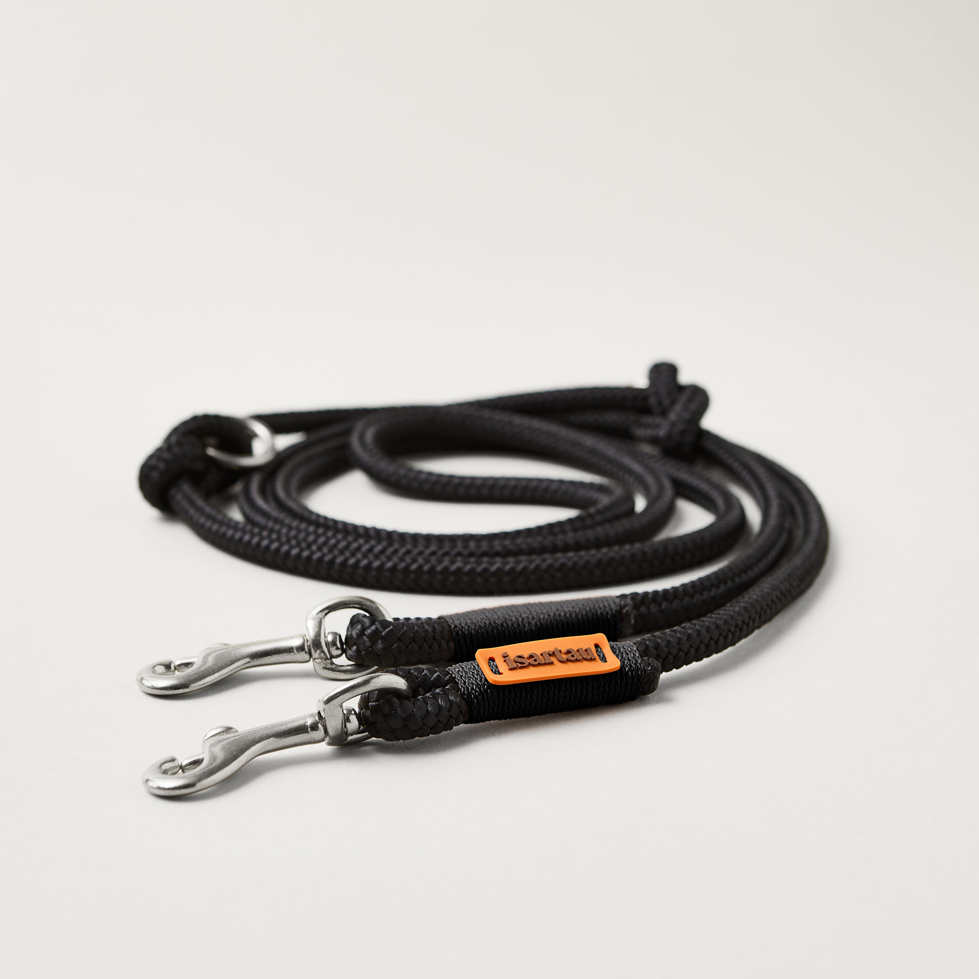 Hundeleine aus Tau Black Mamba Schwarz 8 mm verstellbar mit leichten silberfarbenen Karabinern, schwarzes Tau mit schwarzer Takelung, flexibel Längenverstellbar über Knoten