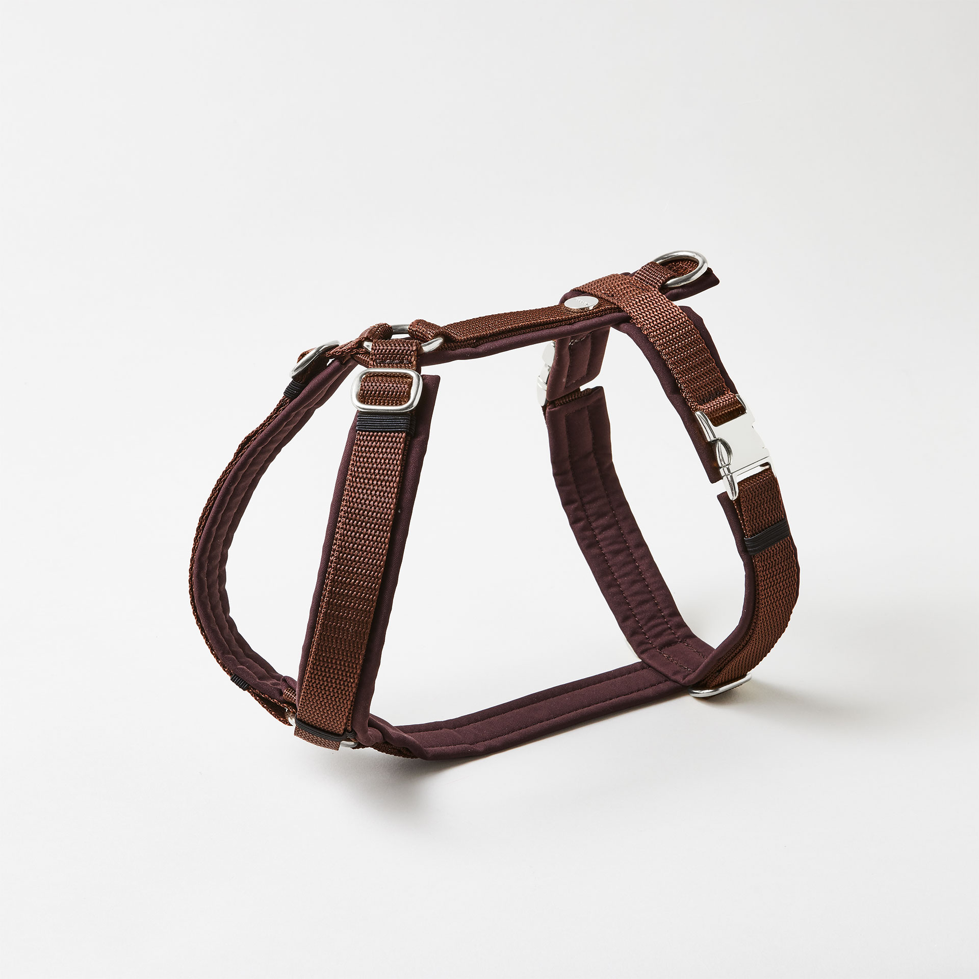 Verstellbares Hundegeschirr in Dunkelbraun mit vollunterlegter Polsterung und silberfarbenen Beschlägen