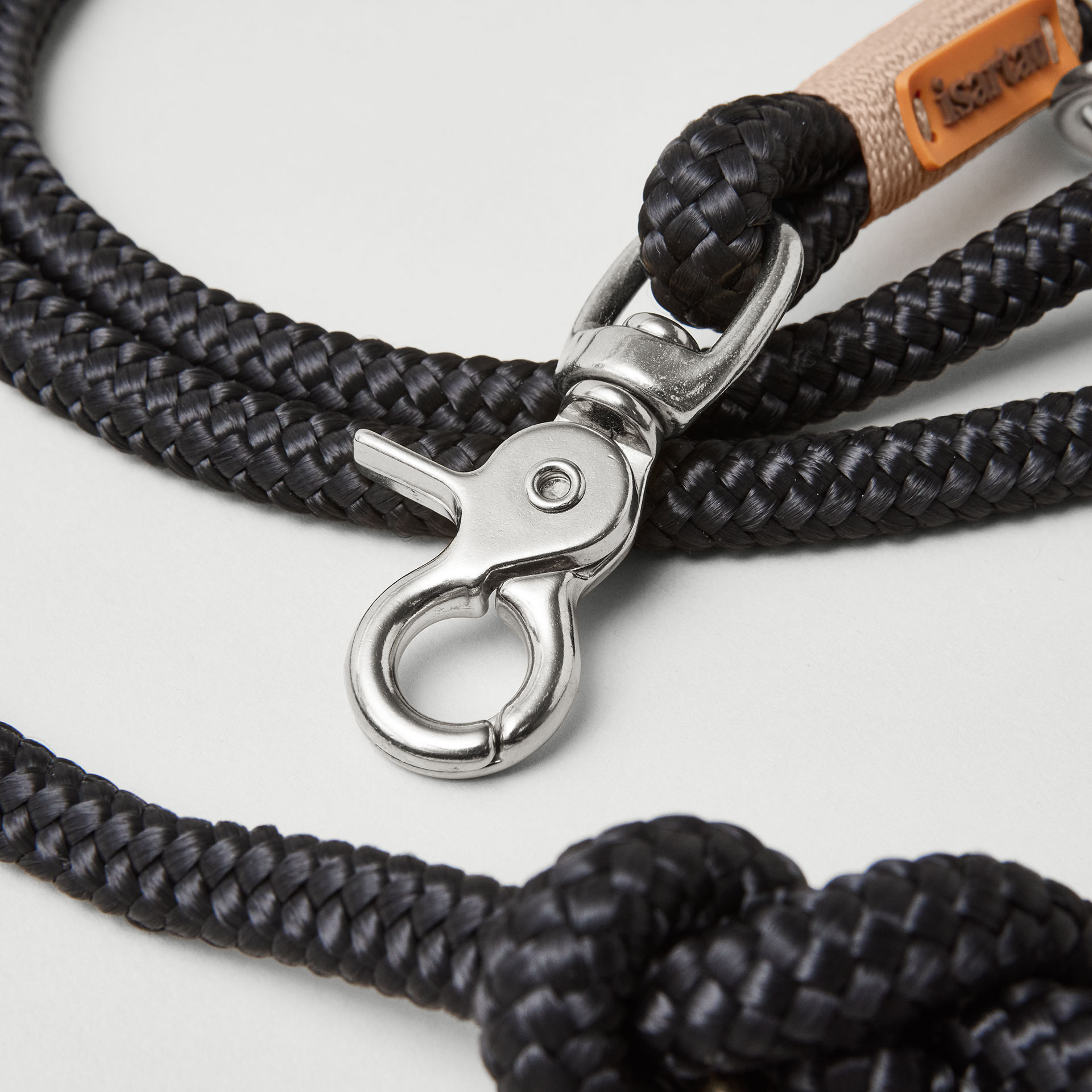 Detail Nahaufnahme Karabiner Hundeleine Black Mamba Beige 10 mm verstellbar silberne Karabiner flexibel Längenverstellbar über Knoten