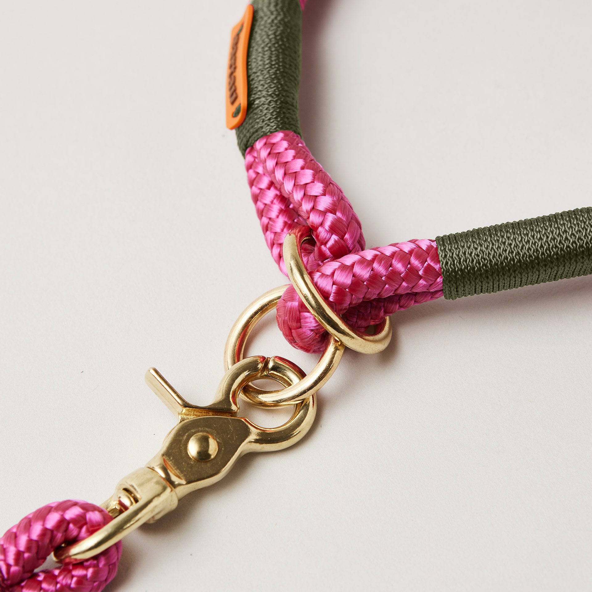 Detail Tauset Viva Magenta OLIV mit Messing-Beschlägen, Magenta und Oliv in Kombination