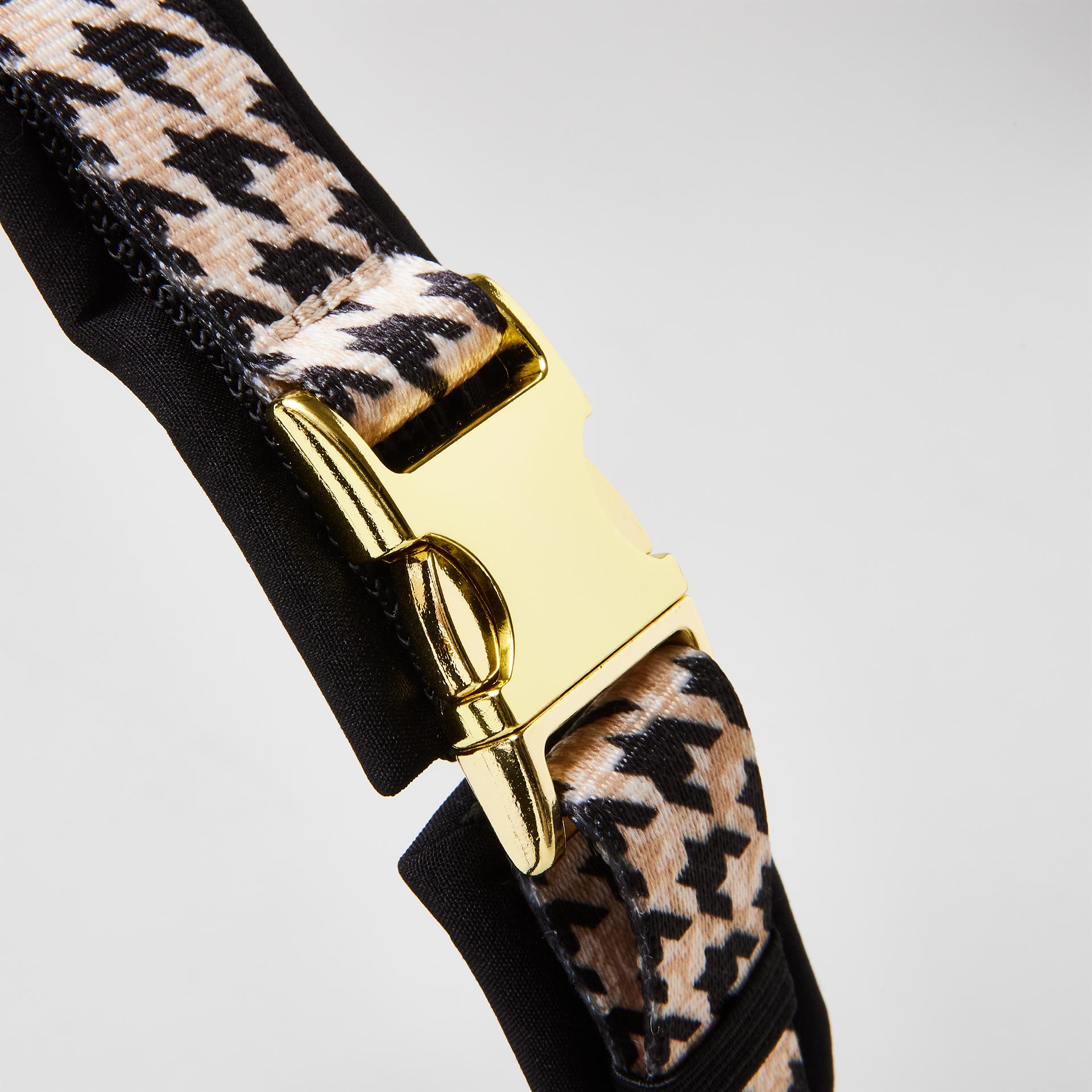 Detail gepolstertes Hundegeschirr Stadtgeflüster mit goldfarbener Steckschließe zum Öffnen und Schließen