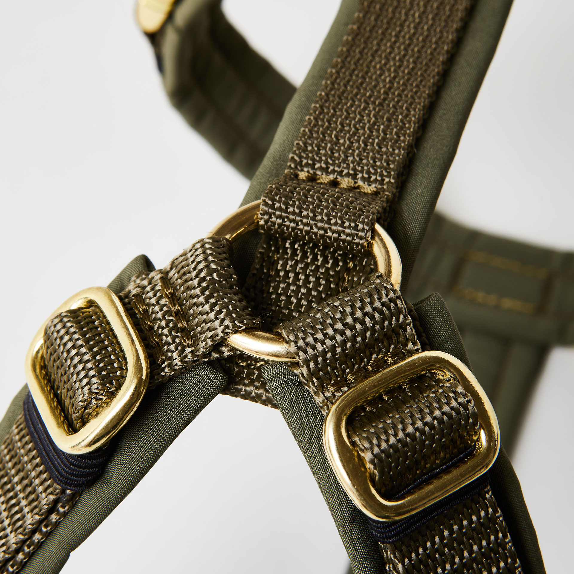 Goldfarbene verstellbare Schieber im Schulterbereich des olivfarbenen Hundegeschirrs