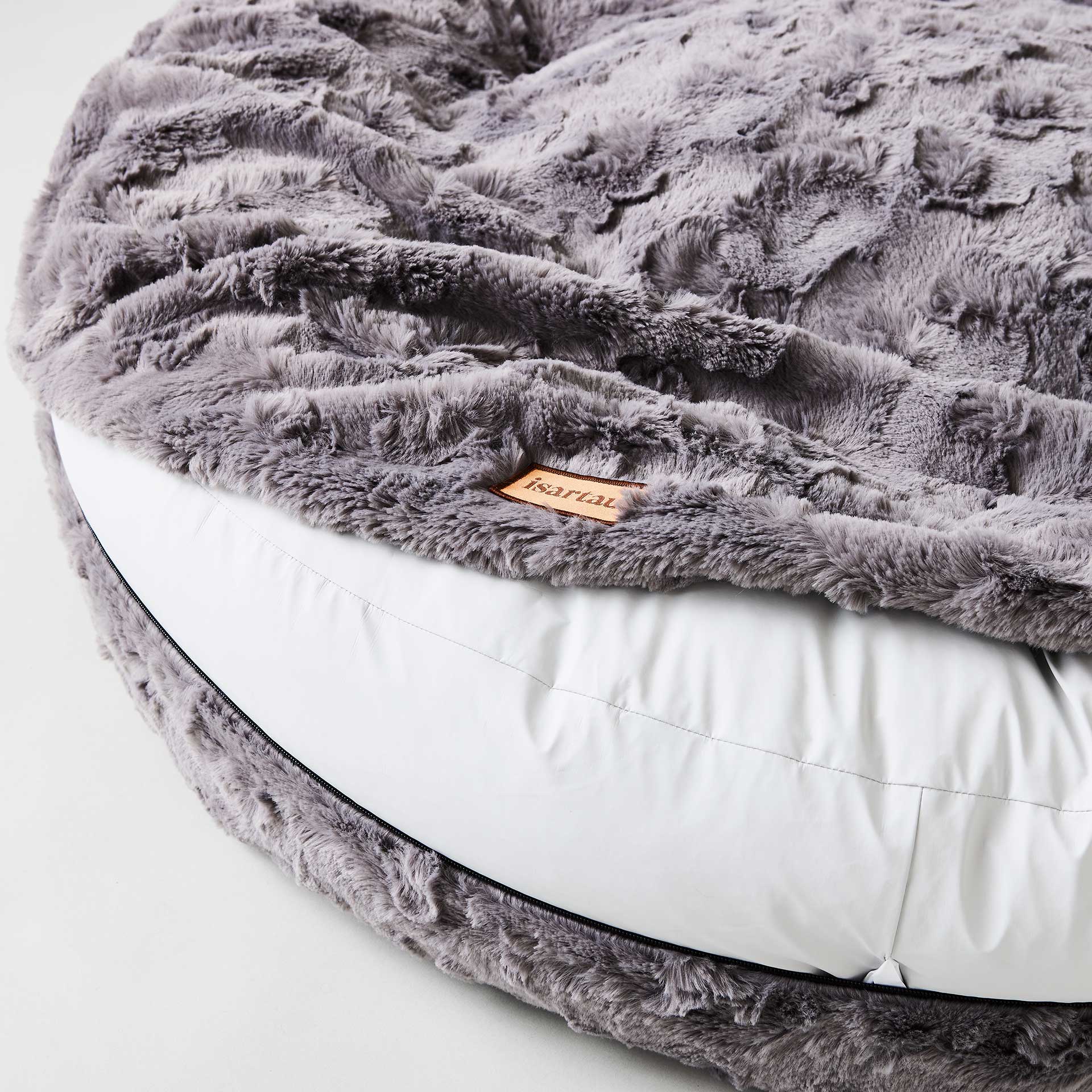 Orthopädisches Hundebett mit geöffnetem Außenbezug, Sicht auf abwischbaren und wasserdichten Innenbezug für optimalen Feuchtigkeitsschutz und Hygiene