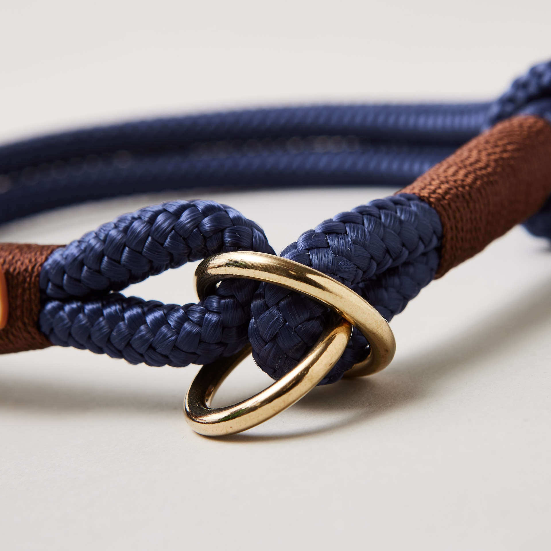 Detail Tauhalsband Zugstopp Indigo Sea Kastanie mit Messingringen, dunkelblaues Tau mit brauner Takelung