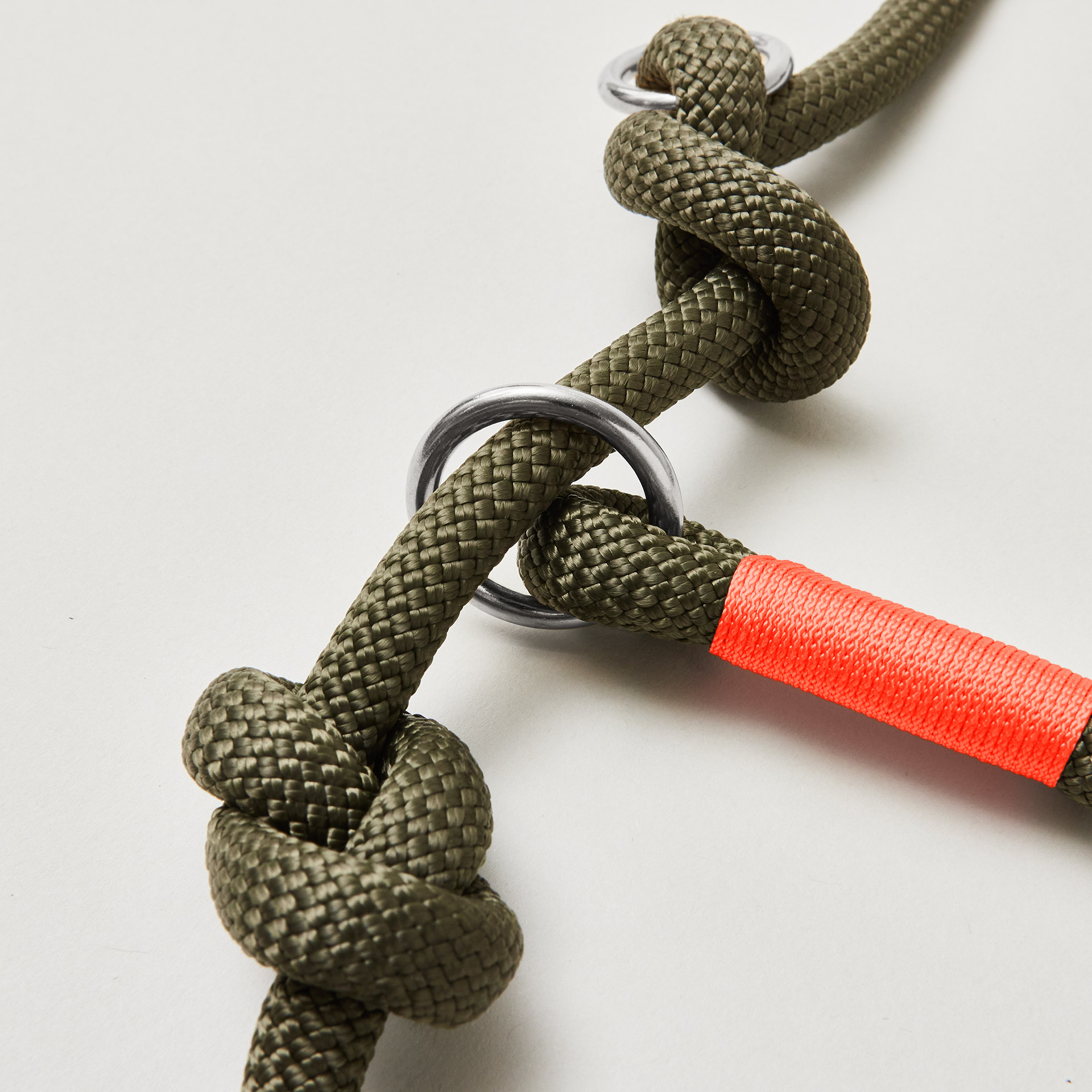 Detail Retrieverleine Olive Grove Neonorange mit verstellbaren Knoten für Hals- und Kopfumfang, Edelstahl, olivfarbenes Kletterseil mit neonoranger Takelung