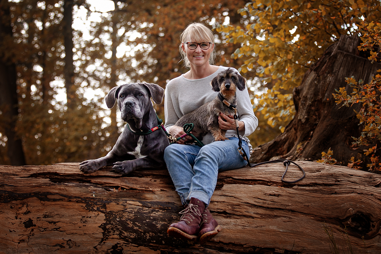 isartau Inhaberin Silke Reis mit ihren Hunden Cane Corso Ruby und Dackel Enzo