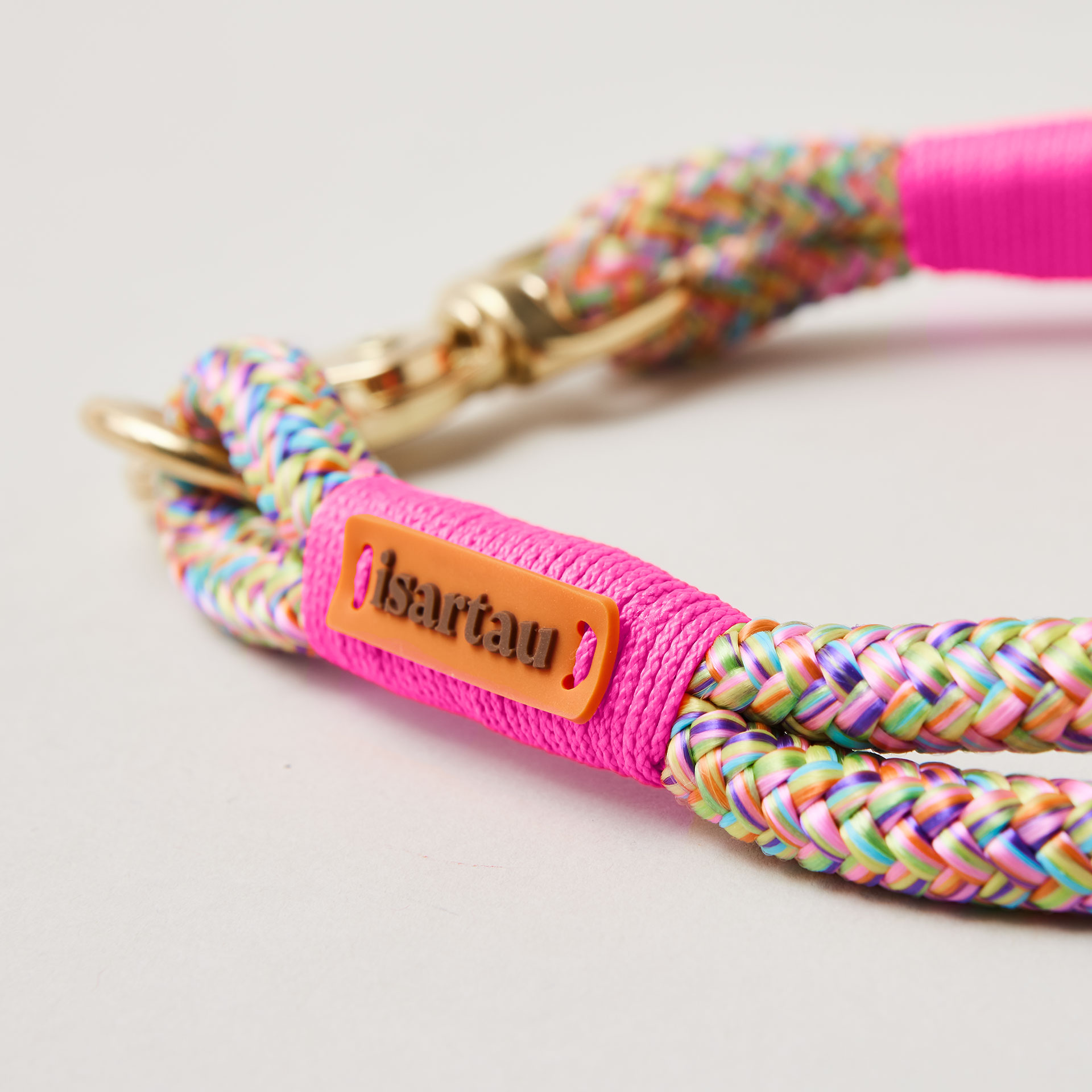 Detail Ring und Karabiner am Modell Feste Halsung, Taufarbe Easy Summer Neonpink mit Messing-Beschlägen, buntes Tau mit neonpinker Takelung