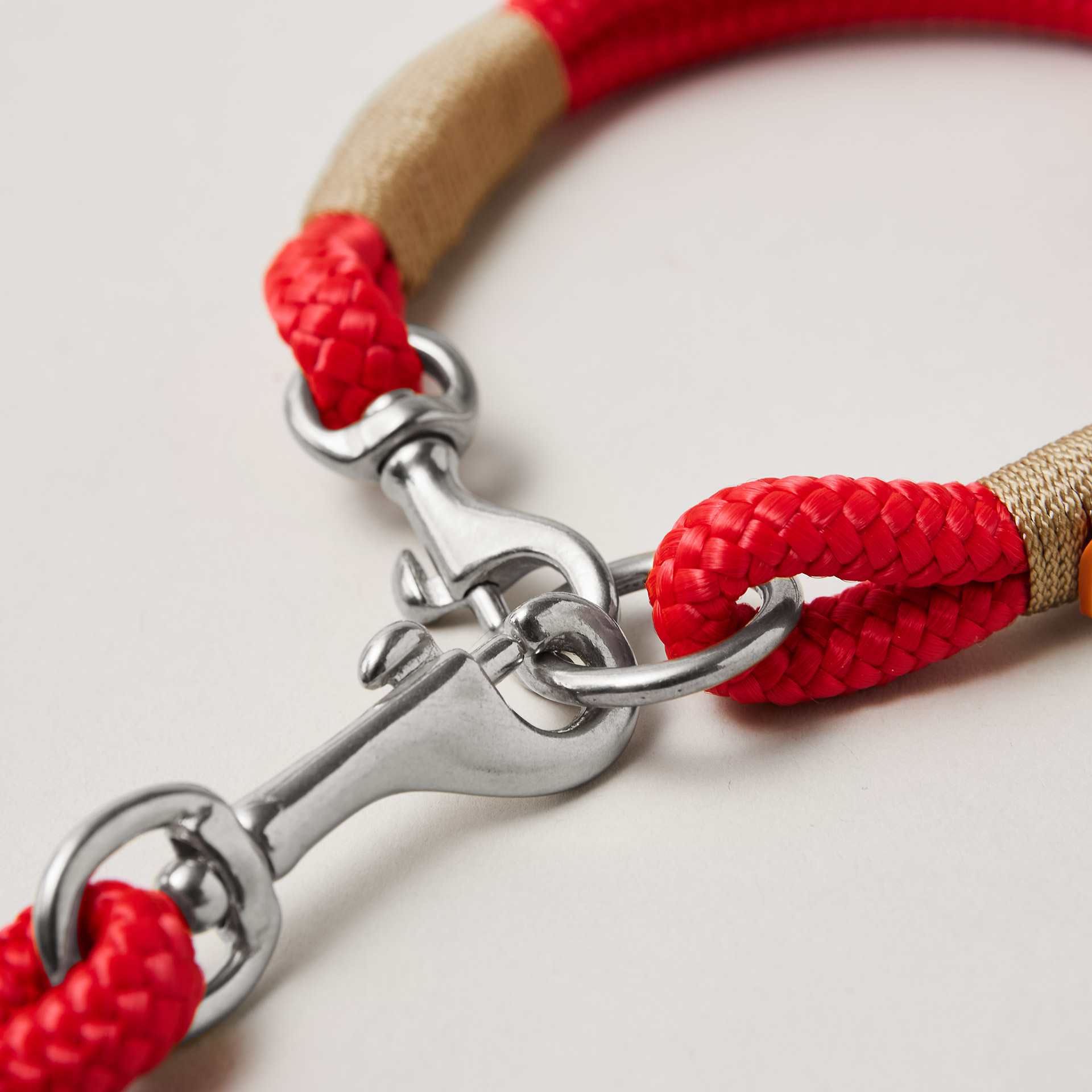 Detail silberfarbener Ring und Karabiner am Modell Feste Halsung Red Fairy GOLD, rotes Tau mit goldener Takelung