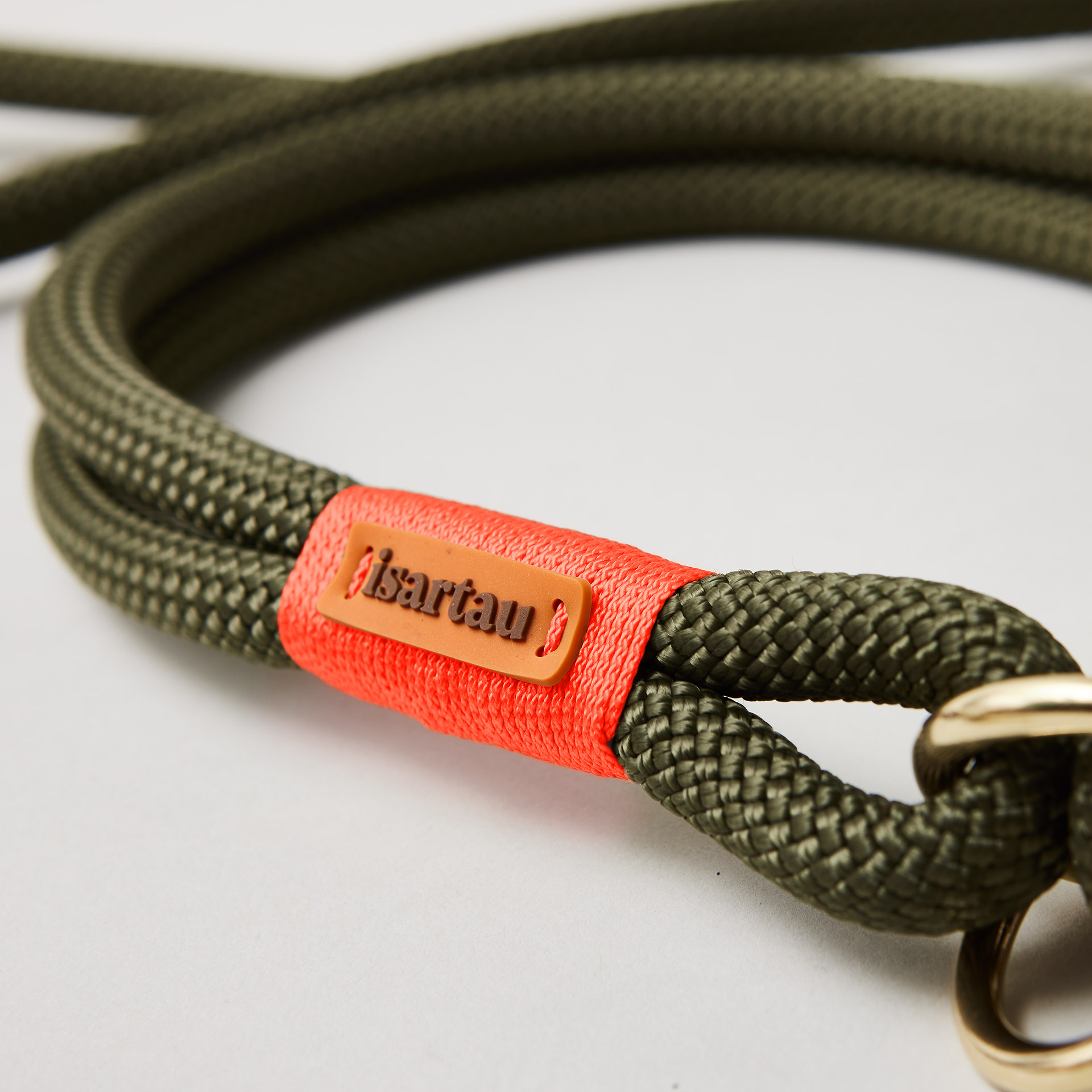 isartau Logo auf neonorangenem Takel, Tauhalsband Olive Grove Neonorange