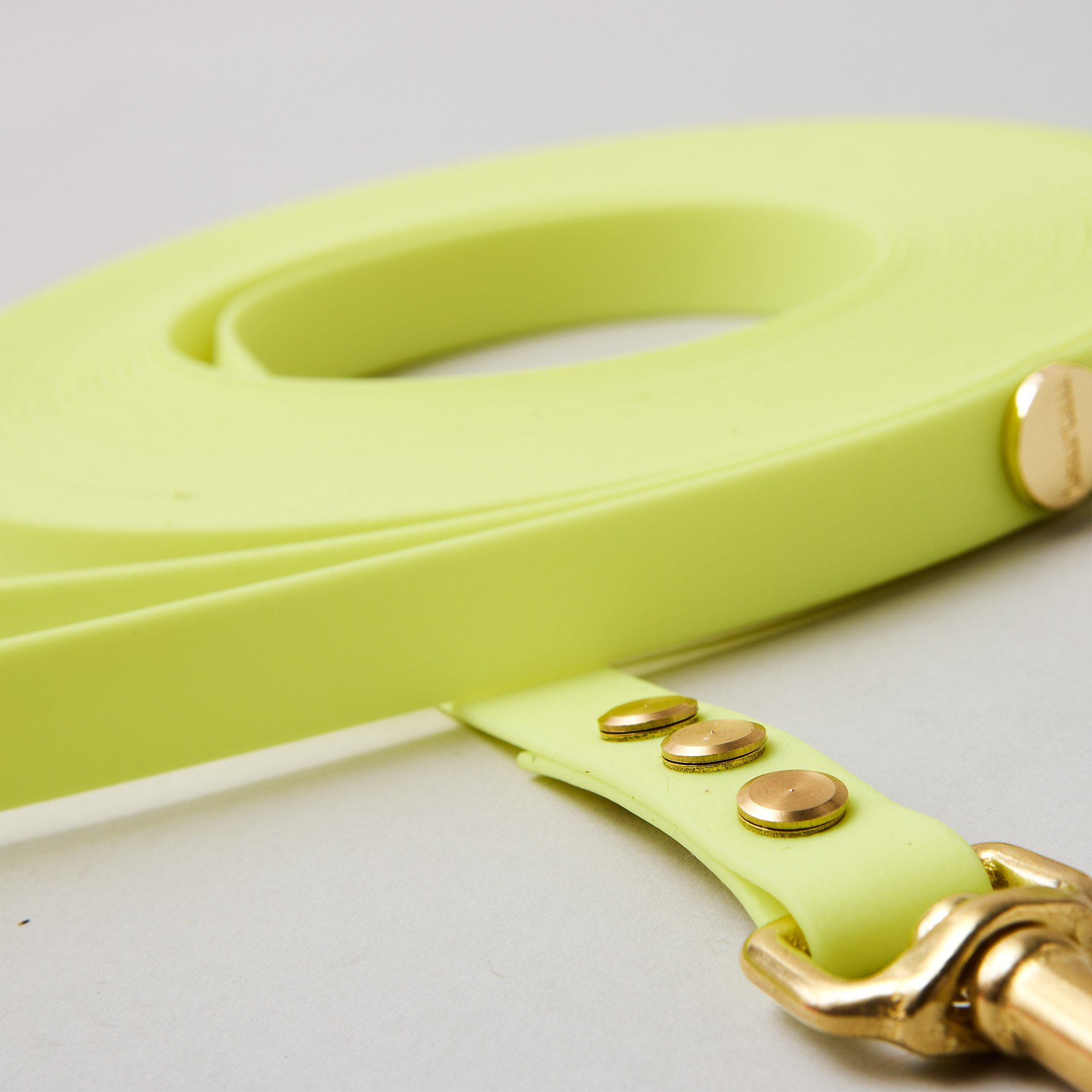 Detail Schleppleine Neongelb, Messing