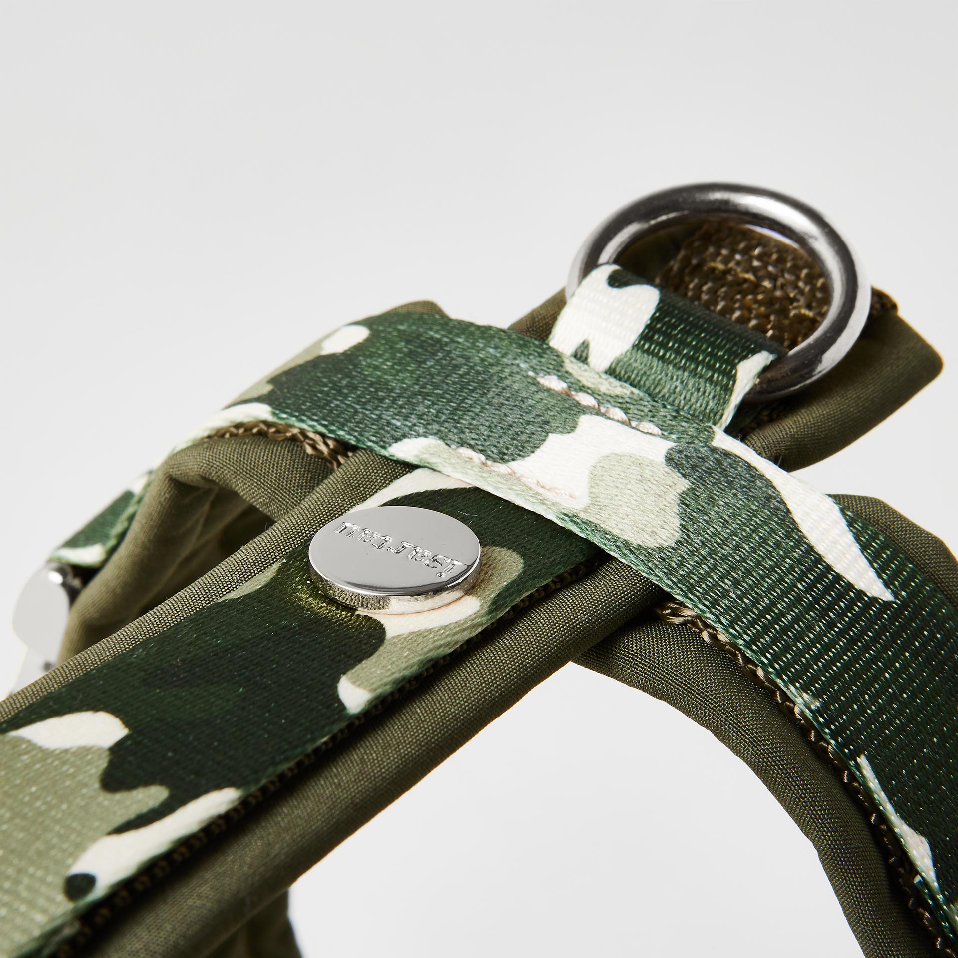 Detail gepolstertes Brustgeschirr „Entdecker“ mit Camouflage-Motiv und gepolstertem silbernem O-Ring zum Einhaken des Karabiners.