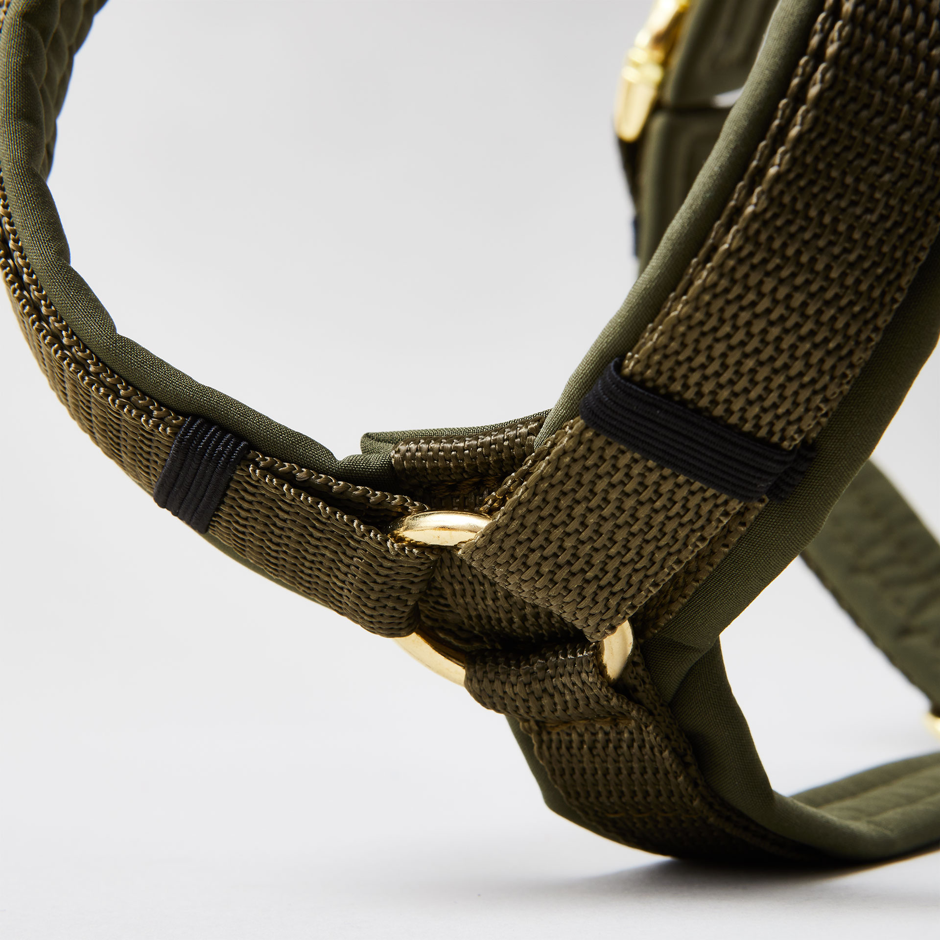Y-förmiges Hundegeschirr in Oliv mit Polsterung aus Softshell und goldfarbenen Beschlägen