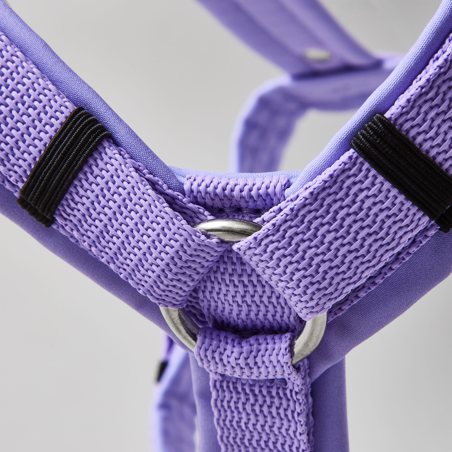 Gepolstertes Hundegeschirr in Y-Form in Lavendel mit silberfarbenen Beschlägen