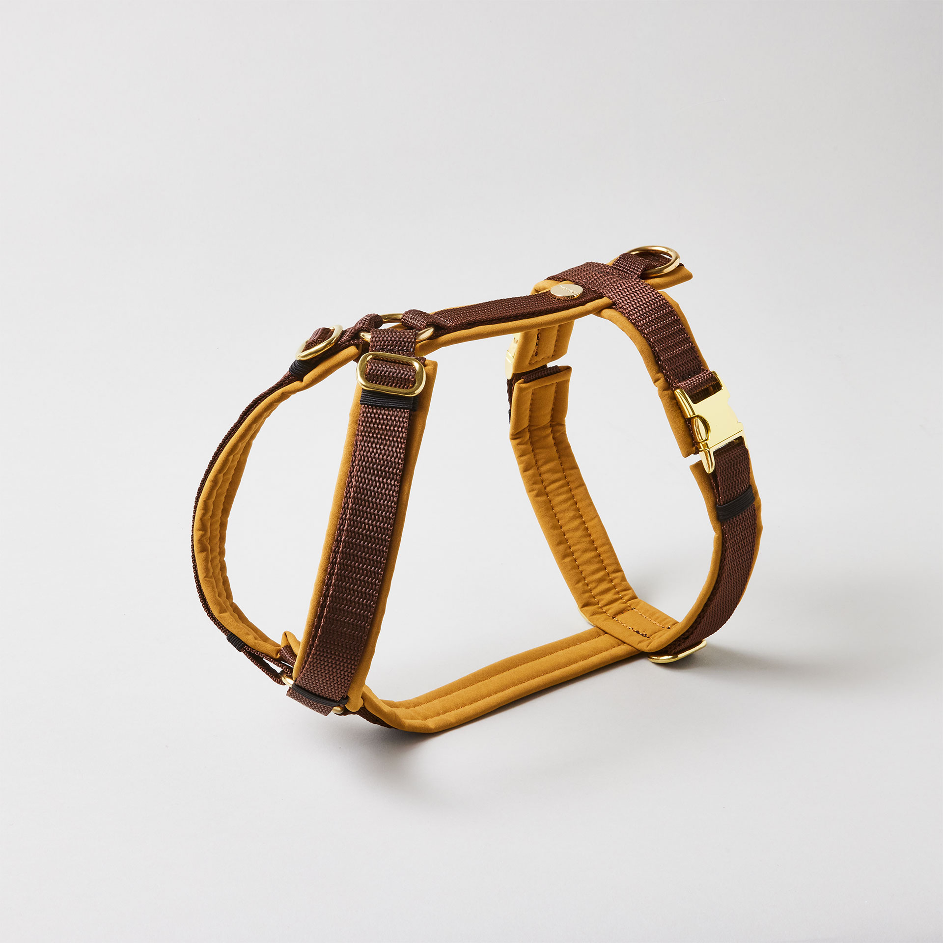 Verstellbares Hundegeschirr Softie Karamell mit braunem Gurtband und vollunterlegter Polsterung aus karamellfarbenem Softshell, goldfarbene Beschläge