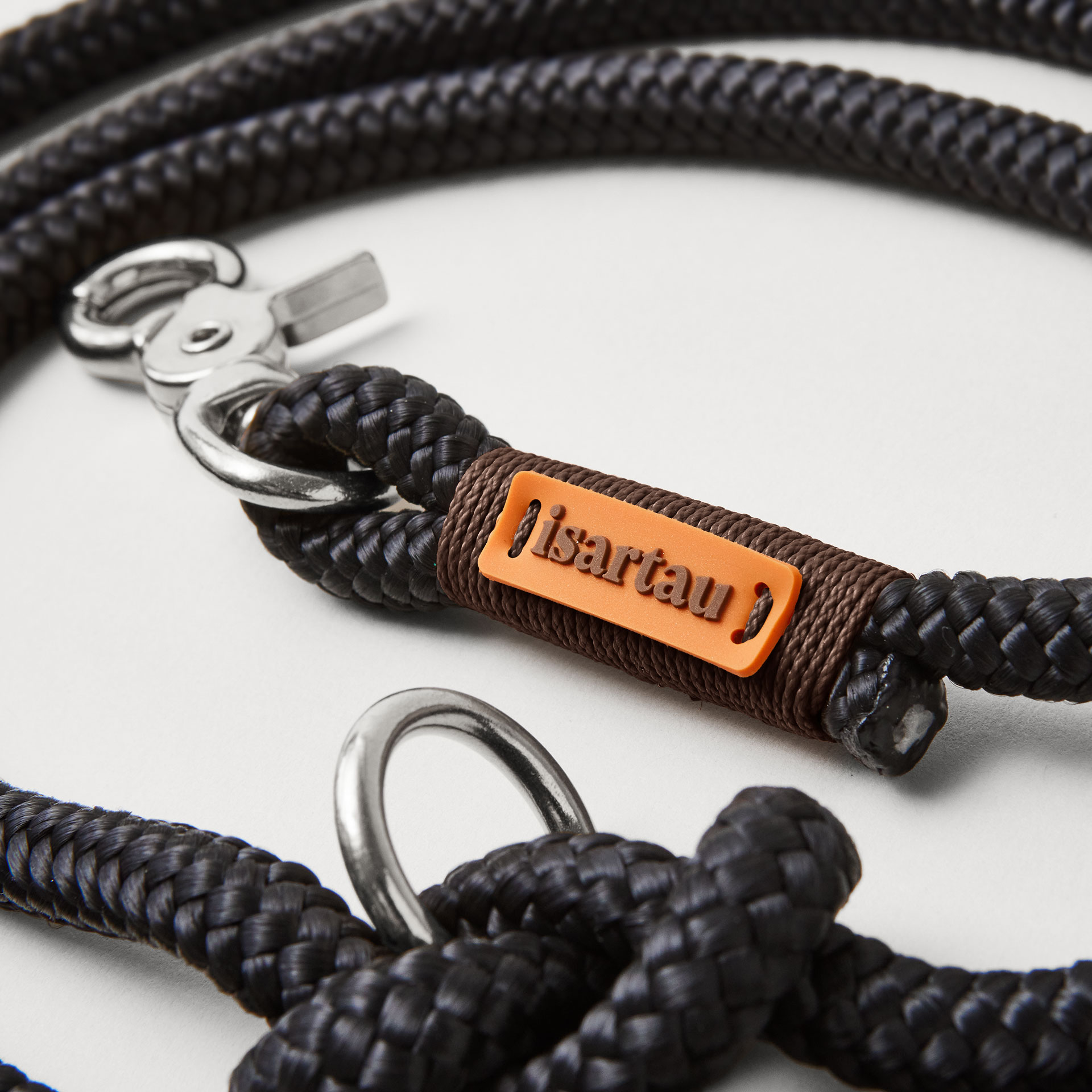 Detail isartau-Logo, feine Gravur auf schwarzem Tau und dunkelbrauner Takelung