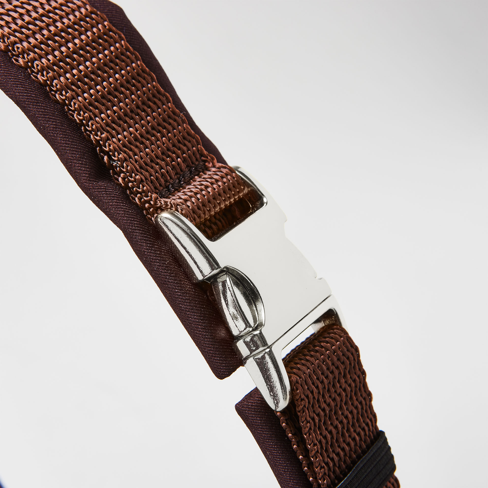 Verstellbare silberfarbene Steckschließe am Bauchgurt, dunkelbraunes Hundegeschirr