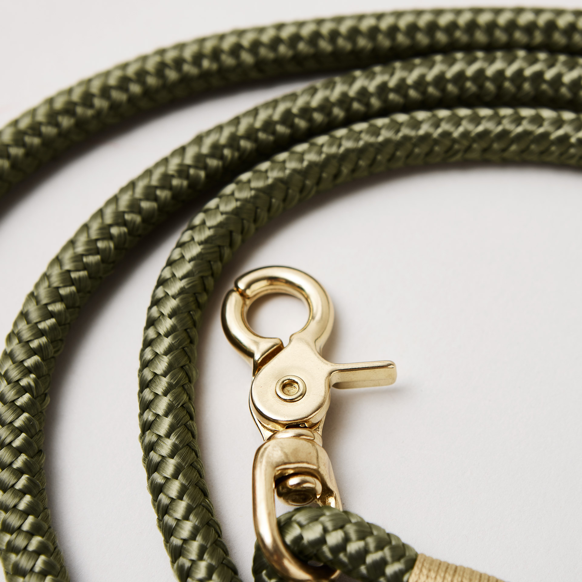 Detail Hundeleine Olive Grove Gold, olivgrünes Softtau mit goldfarbener Takelung, Fokus auf Messing Karabiner und Tau
