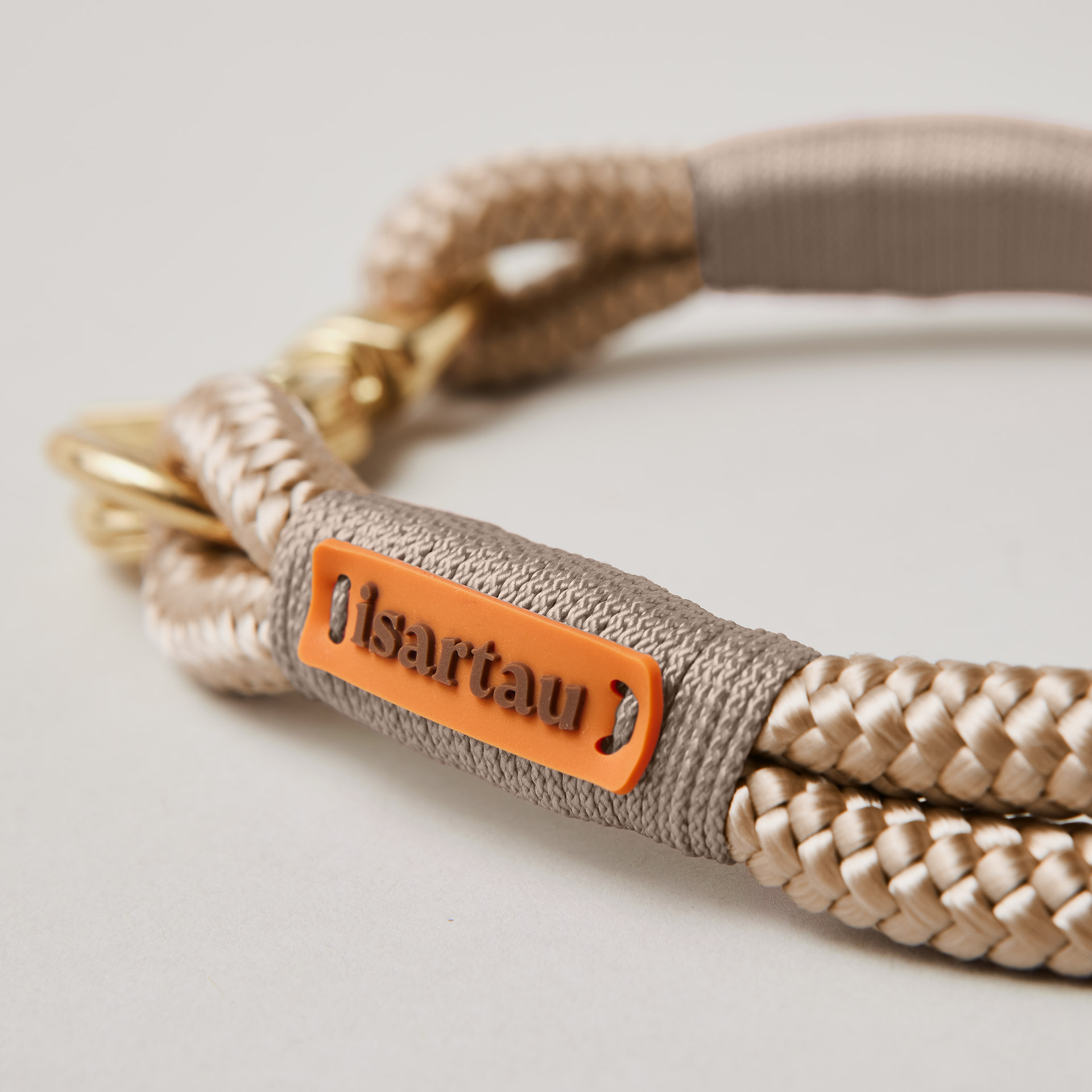 isartau Logo auf beigem Softtau Wood Owl Sand mit Messing-Beschlägen, beiges Tau mit sandfarbener Takelung