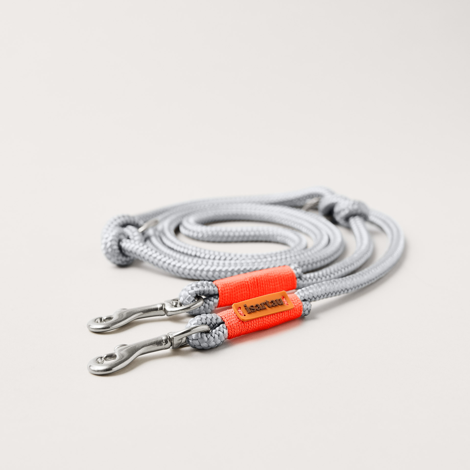 Hundeleine aus Tau Pebble Stone Neonorange 8 mm verstellbar mit silberfarbenen Karabinern, hellgraues Tau mit neonoranger Takelung